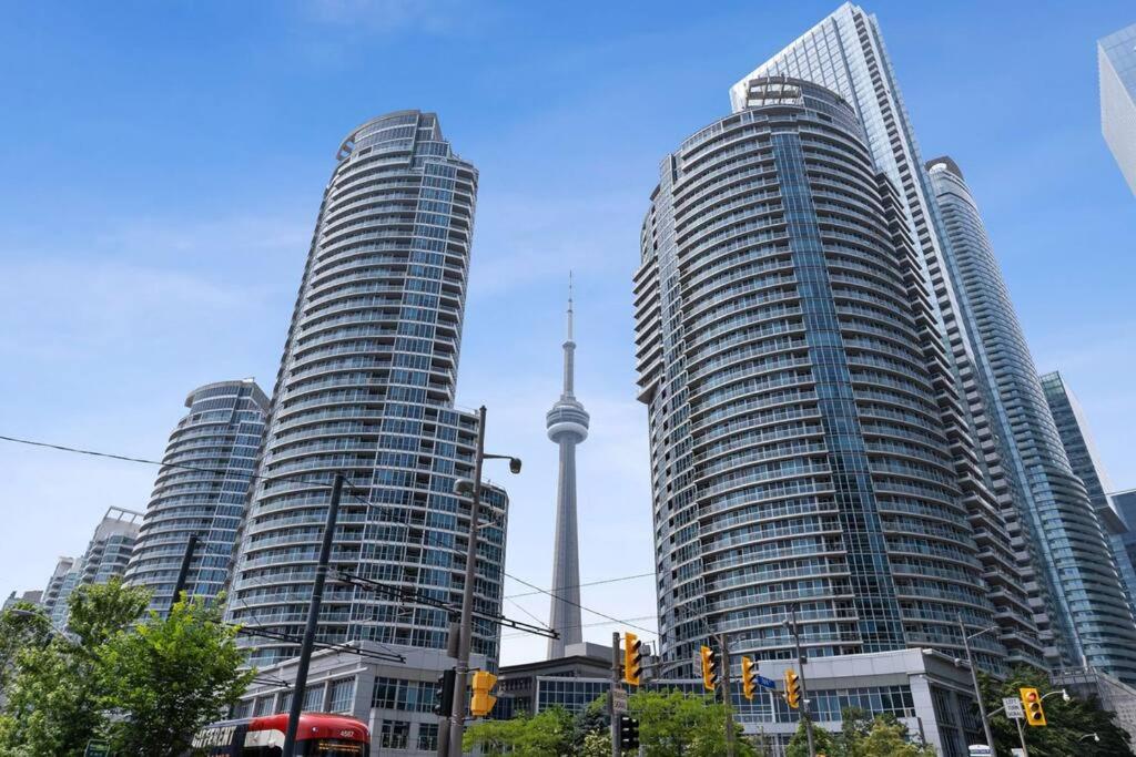 Toronto Views ~ Pool ~ BBQ ~ Harbourfront ~ WIFI