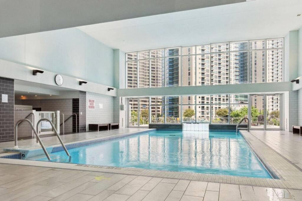 Toronto Views ~ Pool ~ BBQ ~ Harbourfront ~ WIFI
