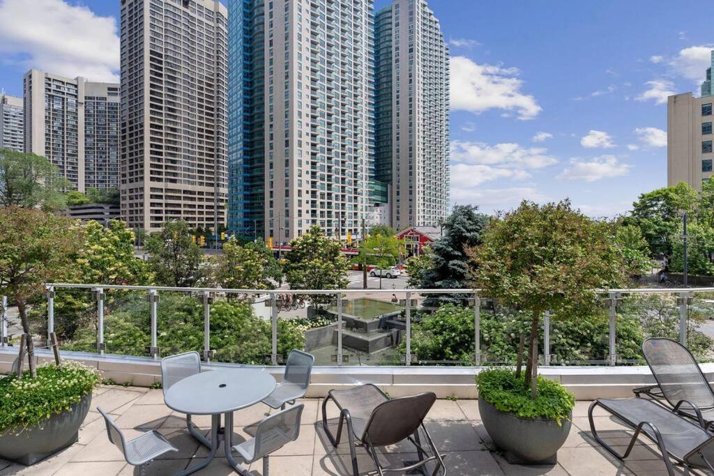 Toronto Views ~ Pool ~ BBQ ~ Harbourfront ~ WIFI