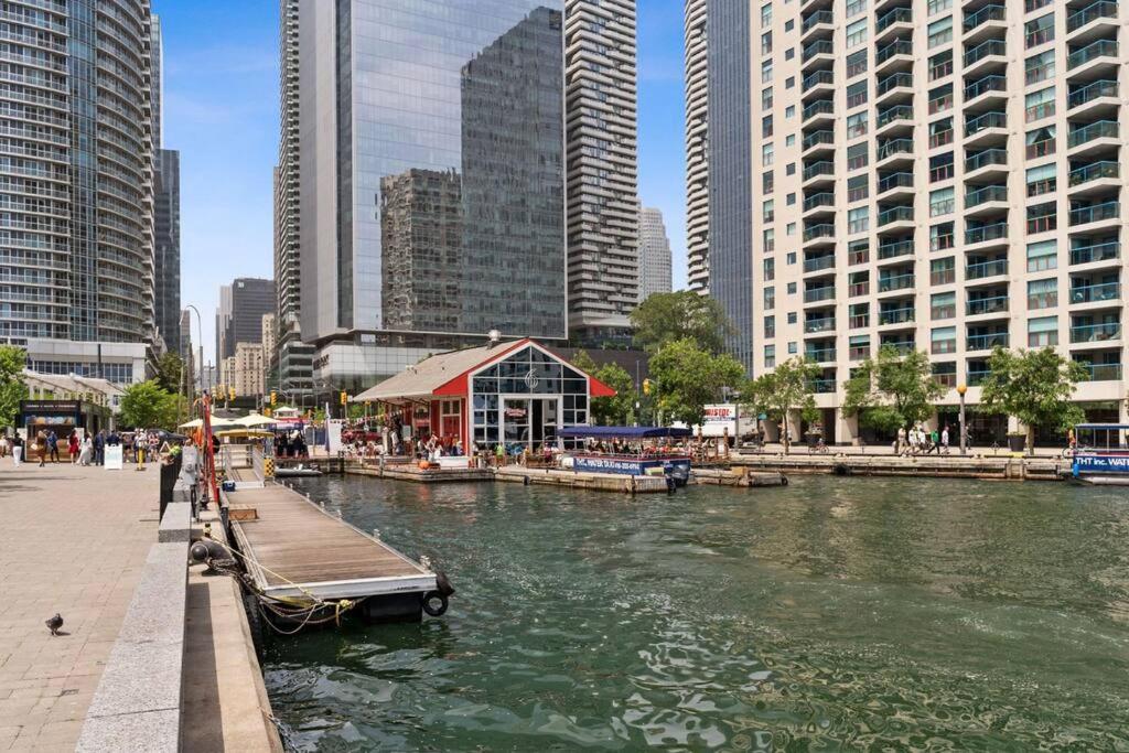 Toronto Views ~ Pool ~ BBQ ~ Harbourfront ~ WIFI