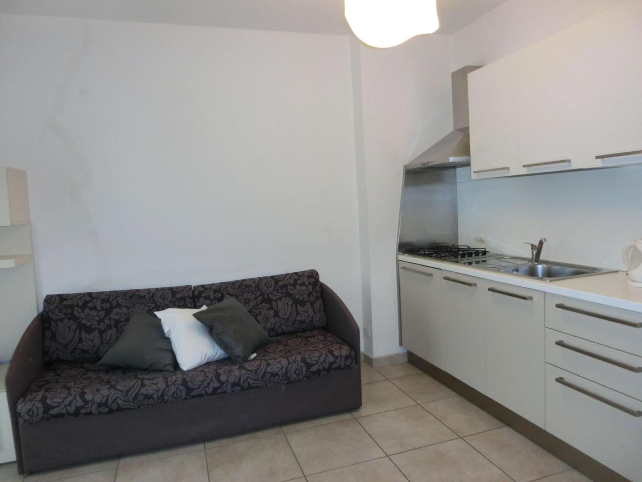 Lovely flat wiht enclosed garden and fireplace view 3
