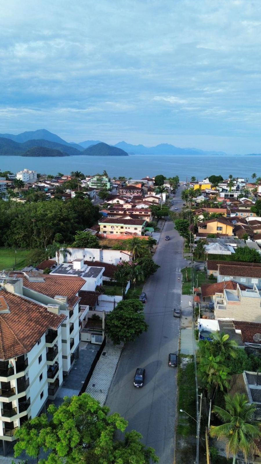 CHARMOSO seu apto a apenas 300 mts da rua mais turistica de ubatuba view 2