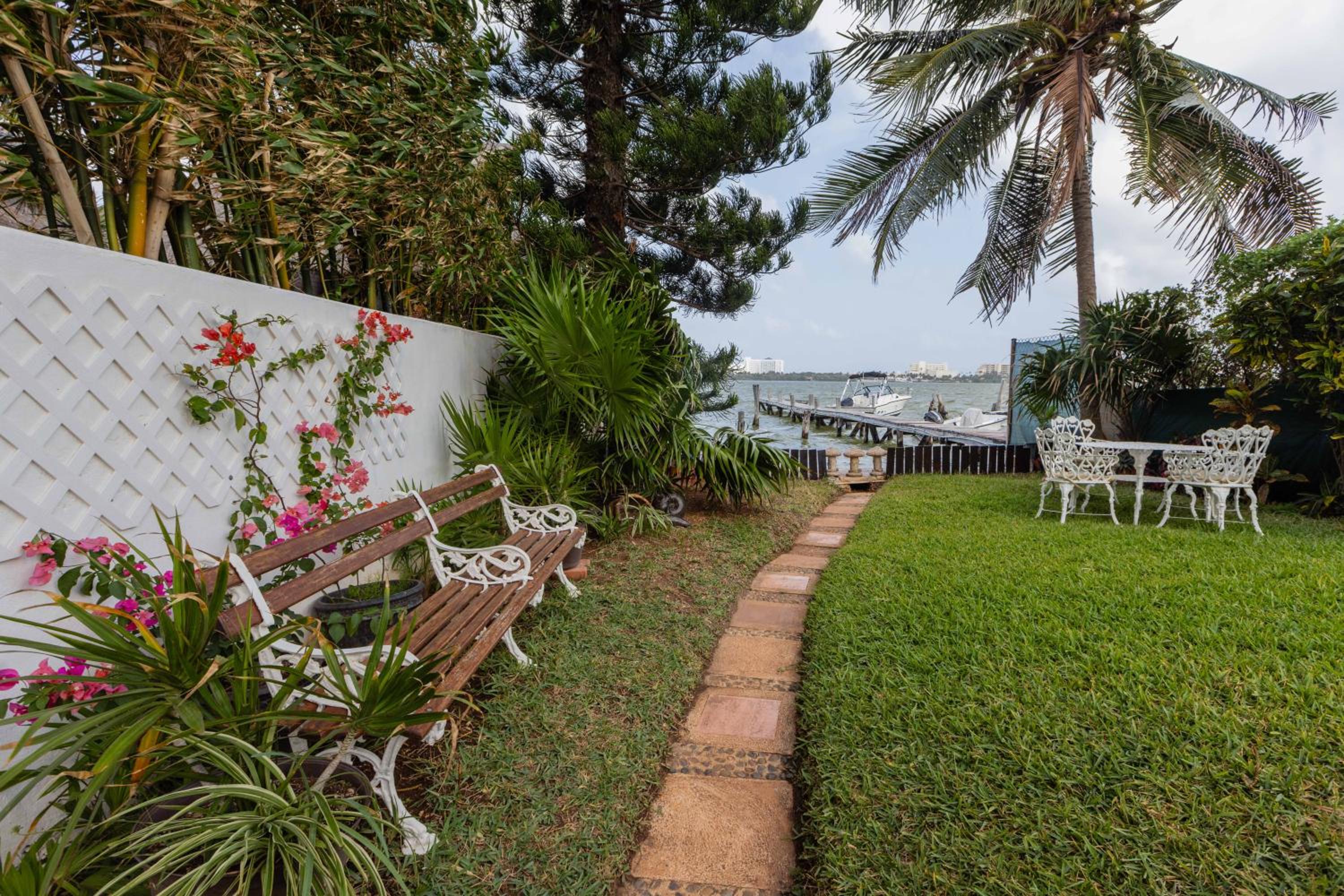 Magnifica Villa Palmeras luxurious 4 Br 6 Bds 4 Ba private pool lagoon front super fast Wifi