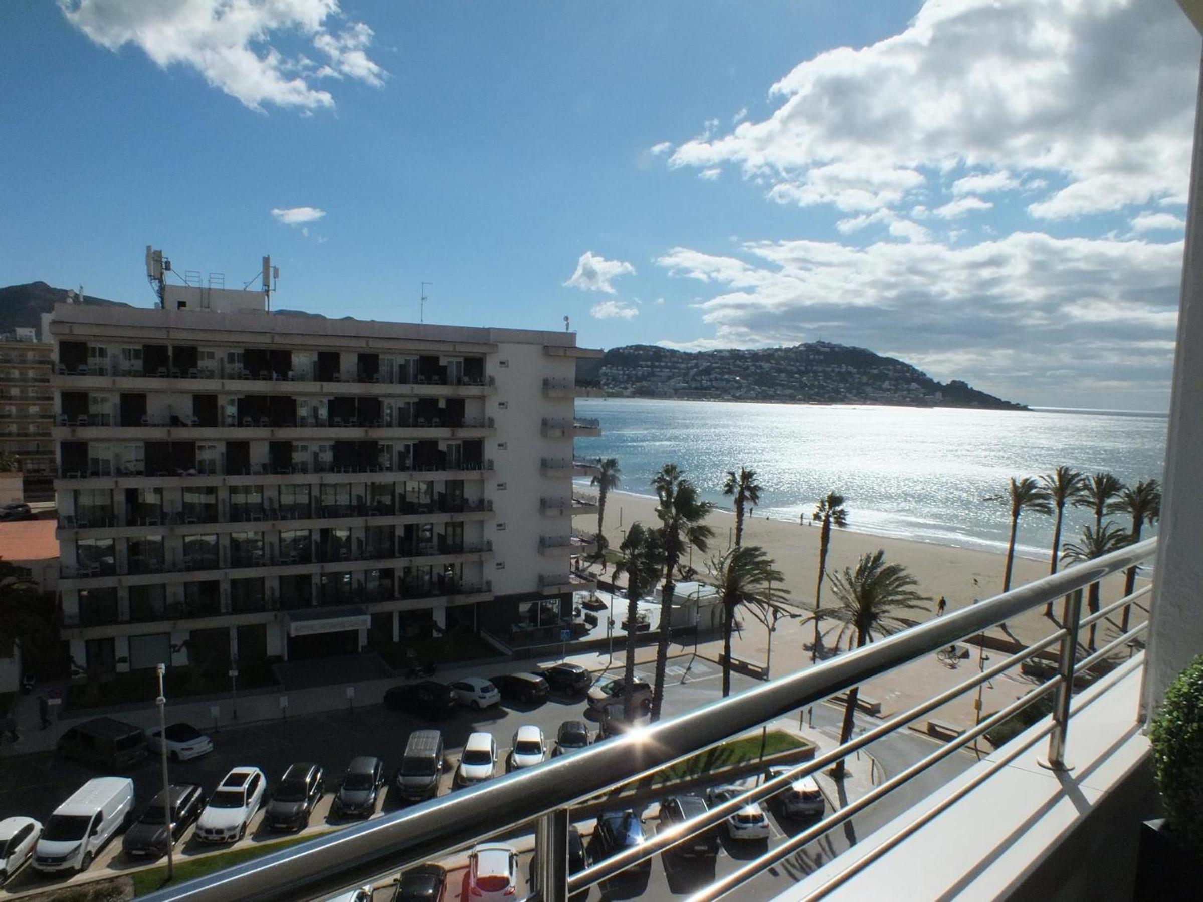 Apartamento en Rosas Santa-Margarita, con vistas al mar, piscina, y acceso directo a la playa - ES-204-42 view 4