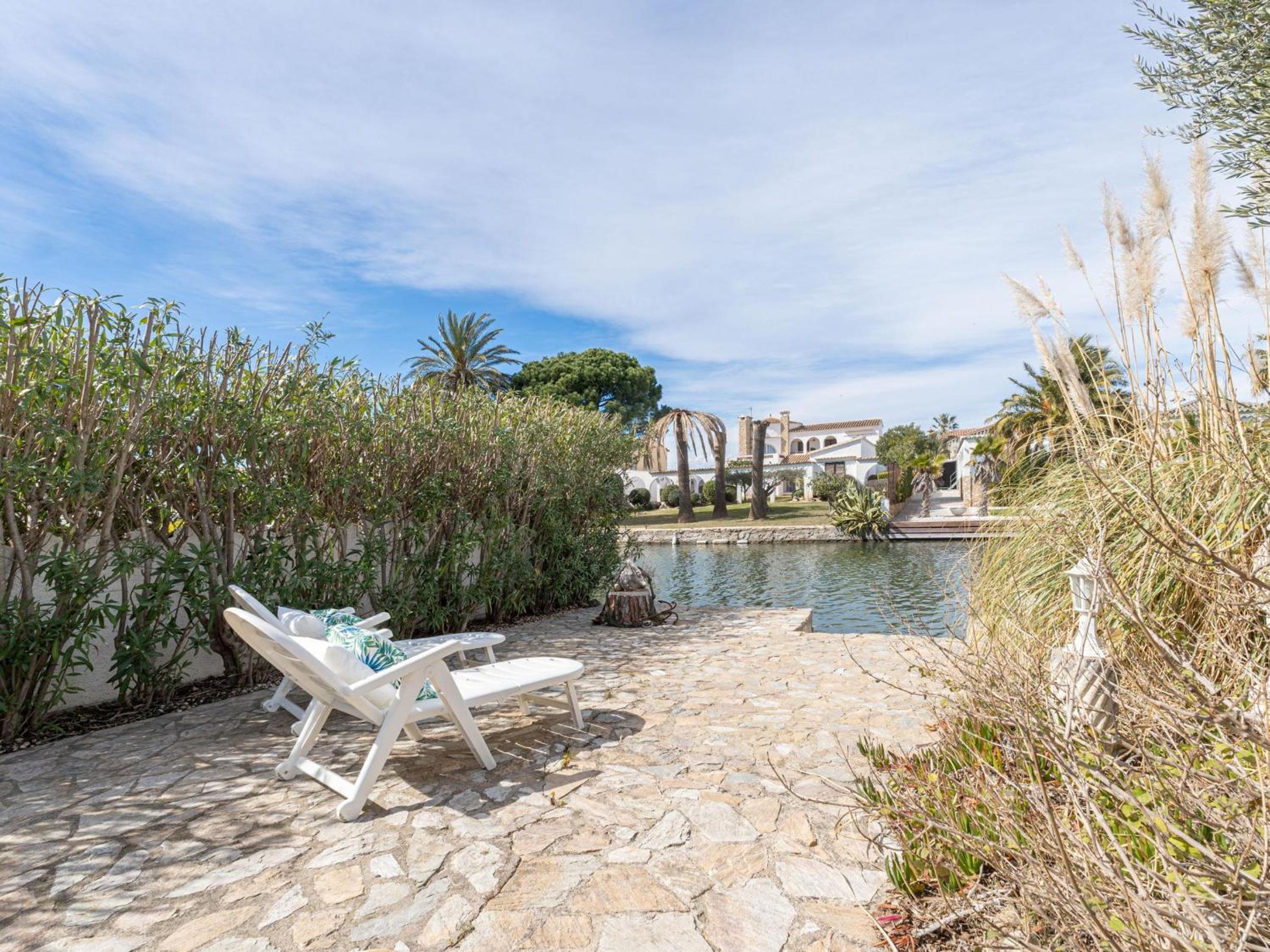 Acogedor chalet de 2 dormitorios con amarre de 12,5m, terraza y jardín en Empuriabrava - HISP-288-62 view 2