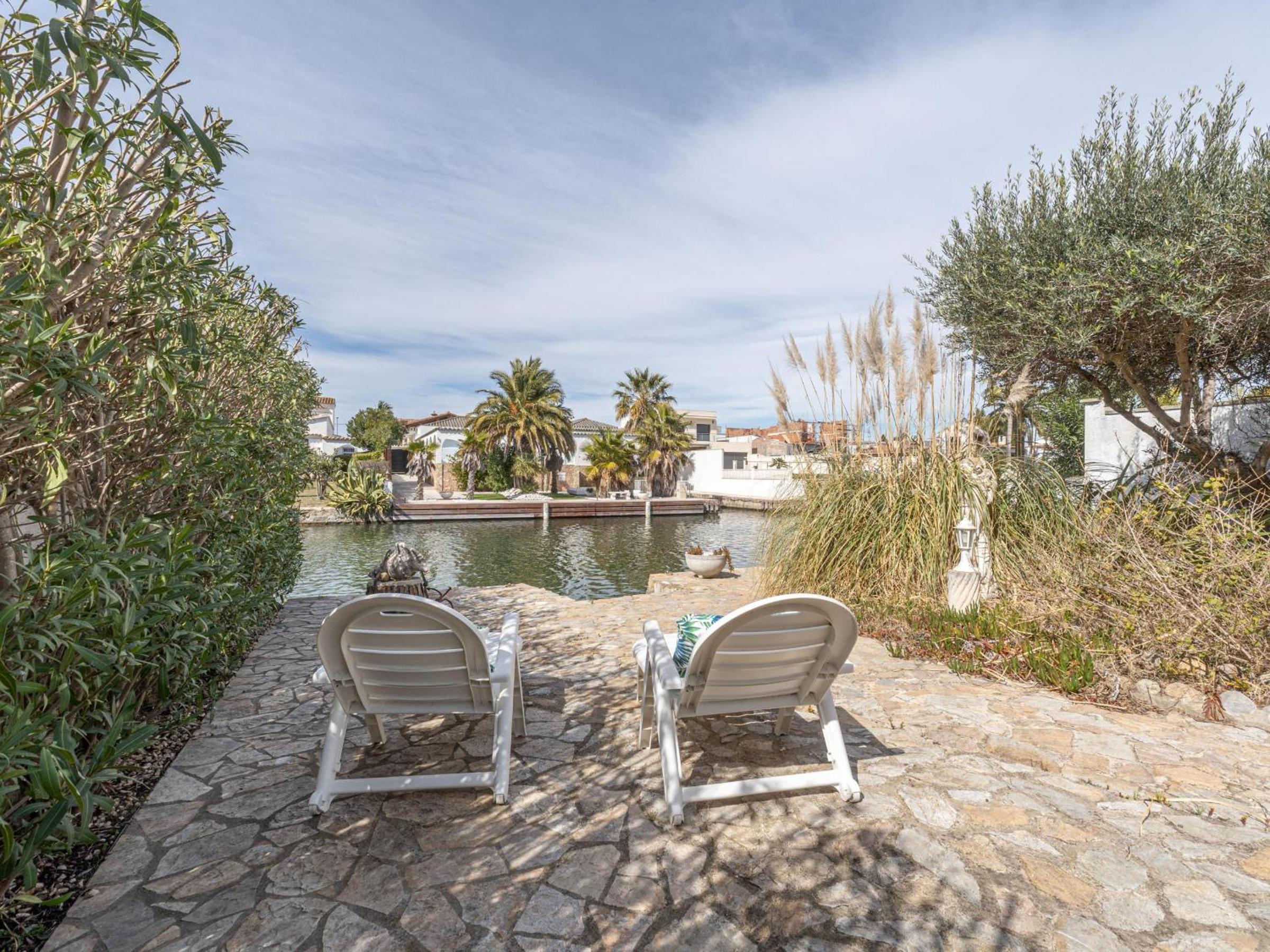 Acogedor chalet de 2 dormitorios con amarre de 12,5m, terraza y jardín en Empuriabrava - HISP-288-62 view 3
