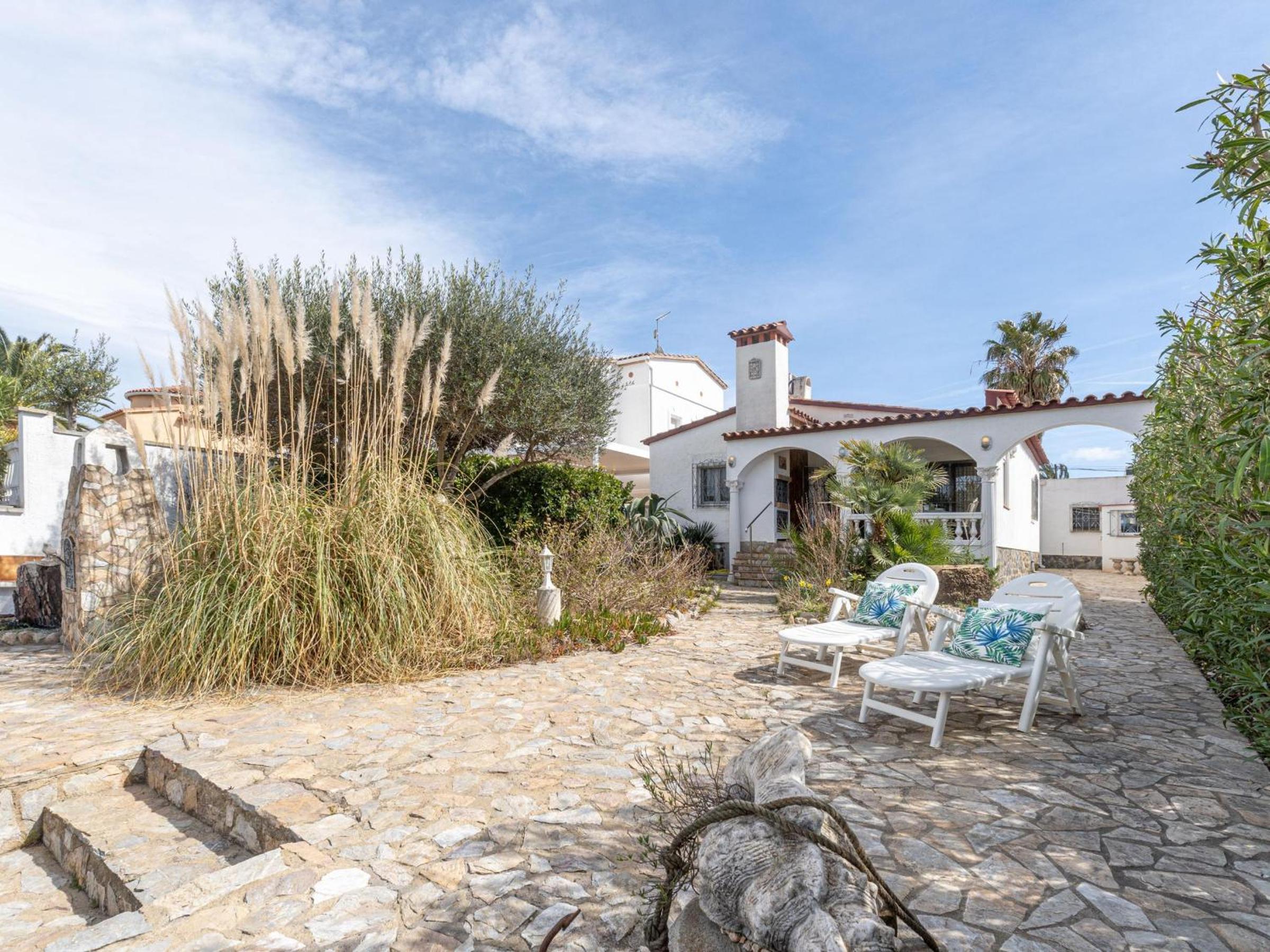 Acogedor chalet de 2 dormitorios con amarre de 12,5m, terraza y jardín en Empuriabrava - HISP-288-62 view 4
