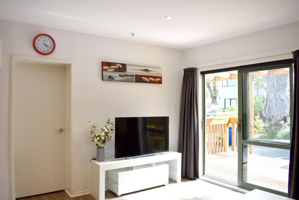 Auckland cosy modern home view 5