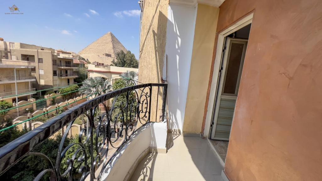 golf pyramids view apartment