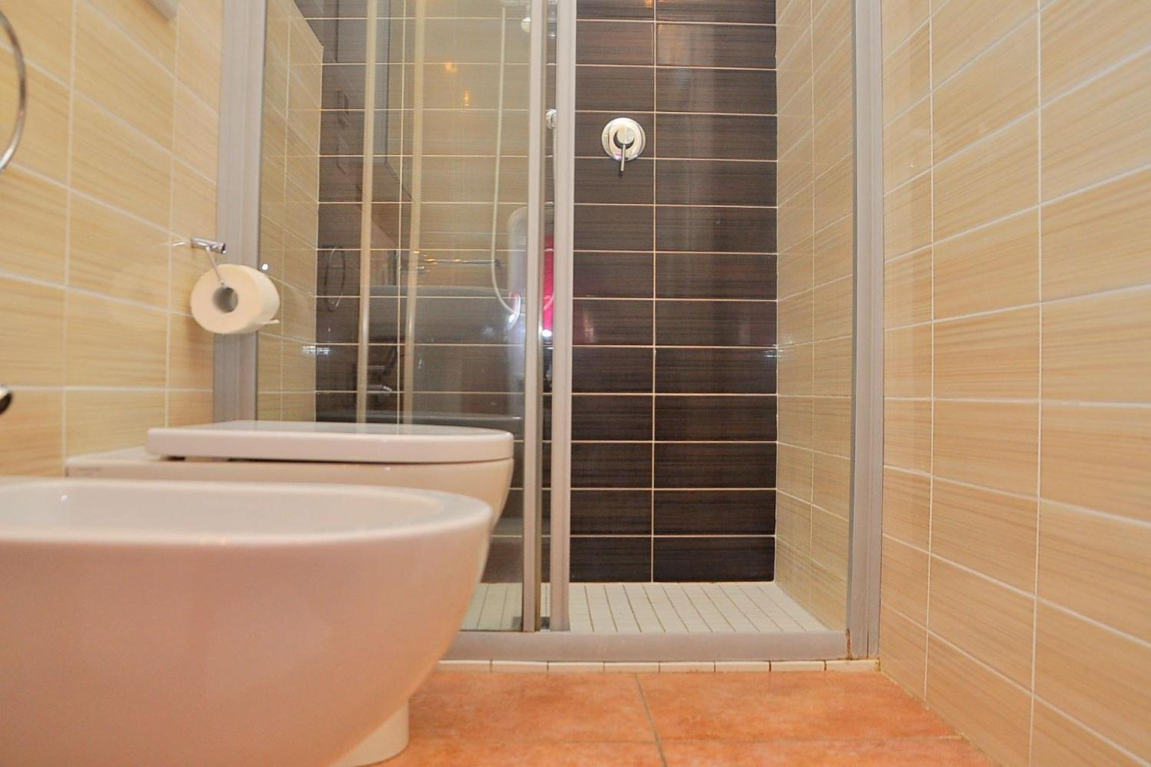 Wonderful flat with solarium and swimming pools view 2