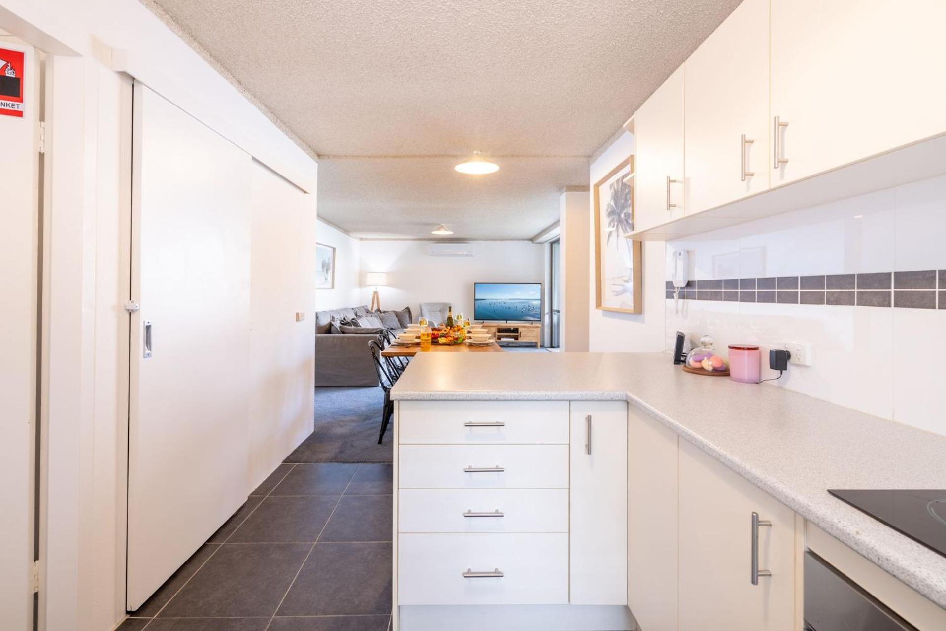 The Poplars, 8-36 Magnus St - fantastic water views, pool and WiFi
