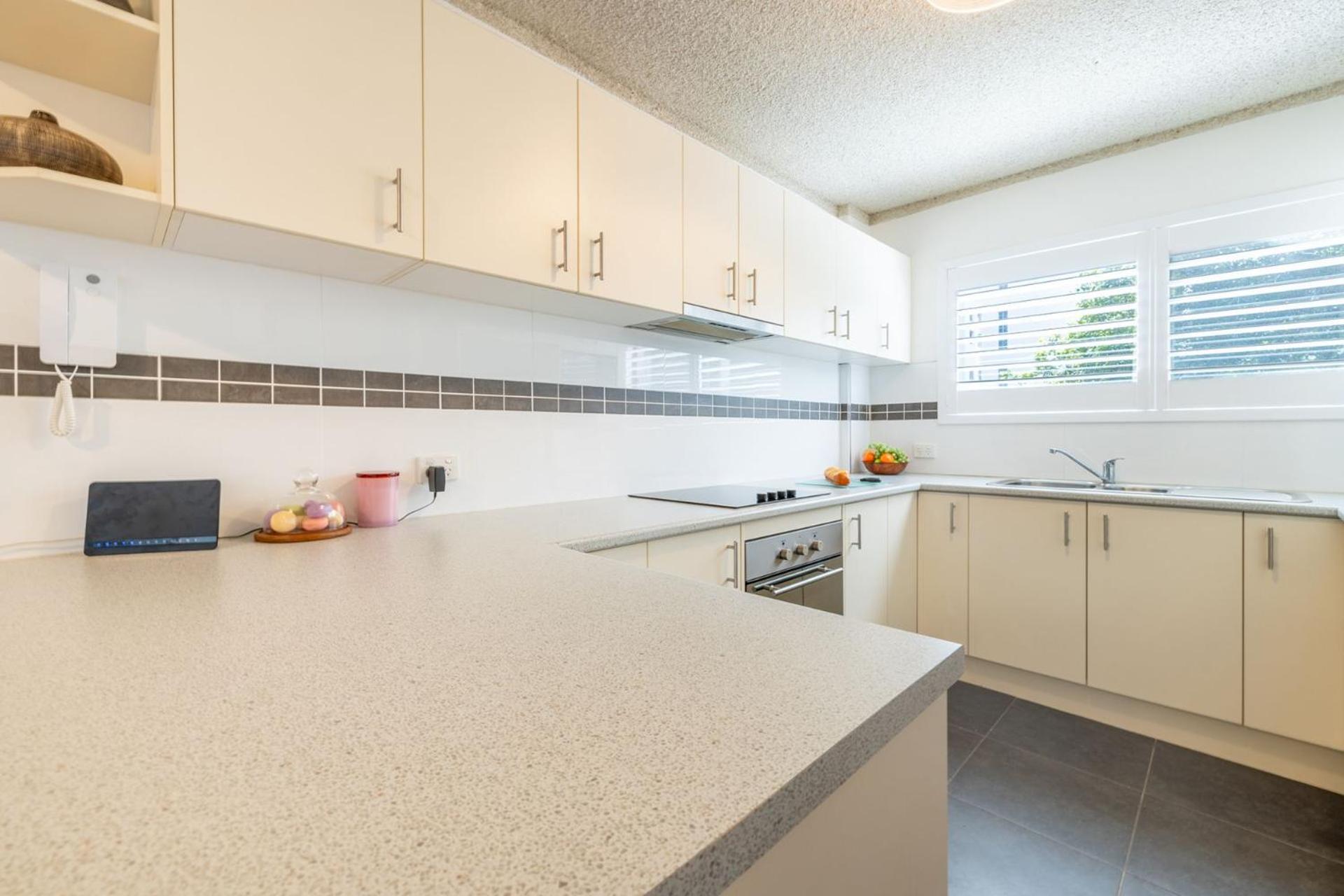The Poplars, 8-36 Magnus St - fantastic water views, pool and WiFi