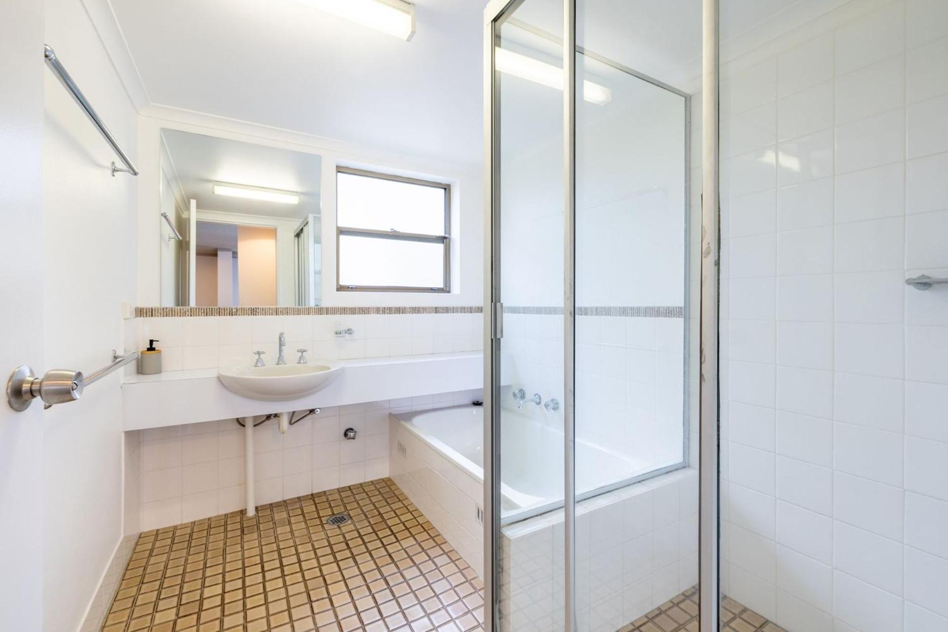 The Poplars, 8-36 Magnus St - fantastic water views, pool and WiFi