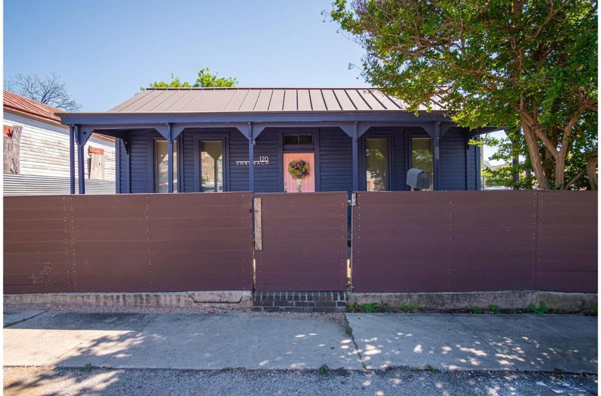 Stunning 3BR2BA Haven in Downtowns Heart