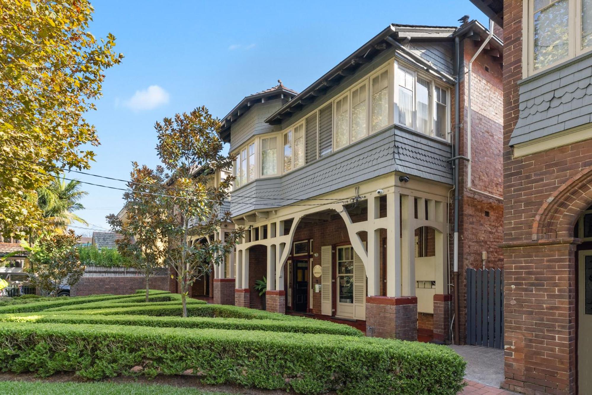 Falcon Lodge