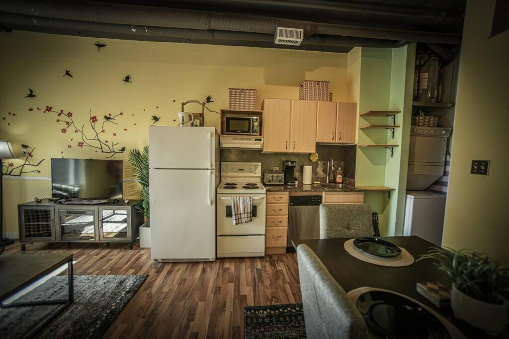 2 Full Beds, Rogers Place Downtown Central, Memorable 1 Bedroom Condo
