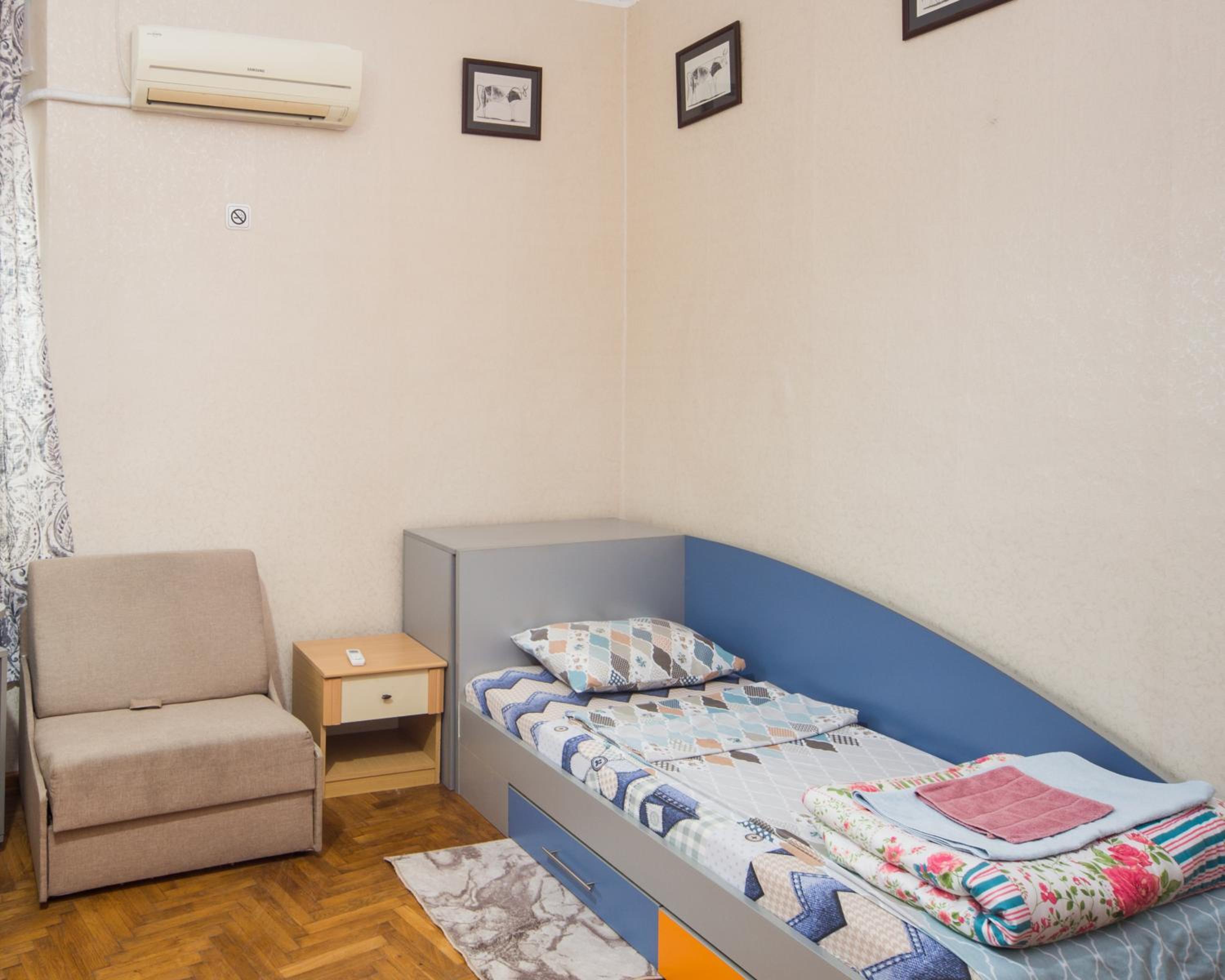 Summer Square - 2 bedrooms Retro Flat with great location, 1st fl
