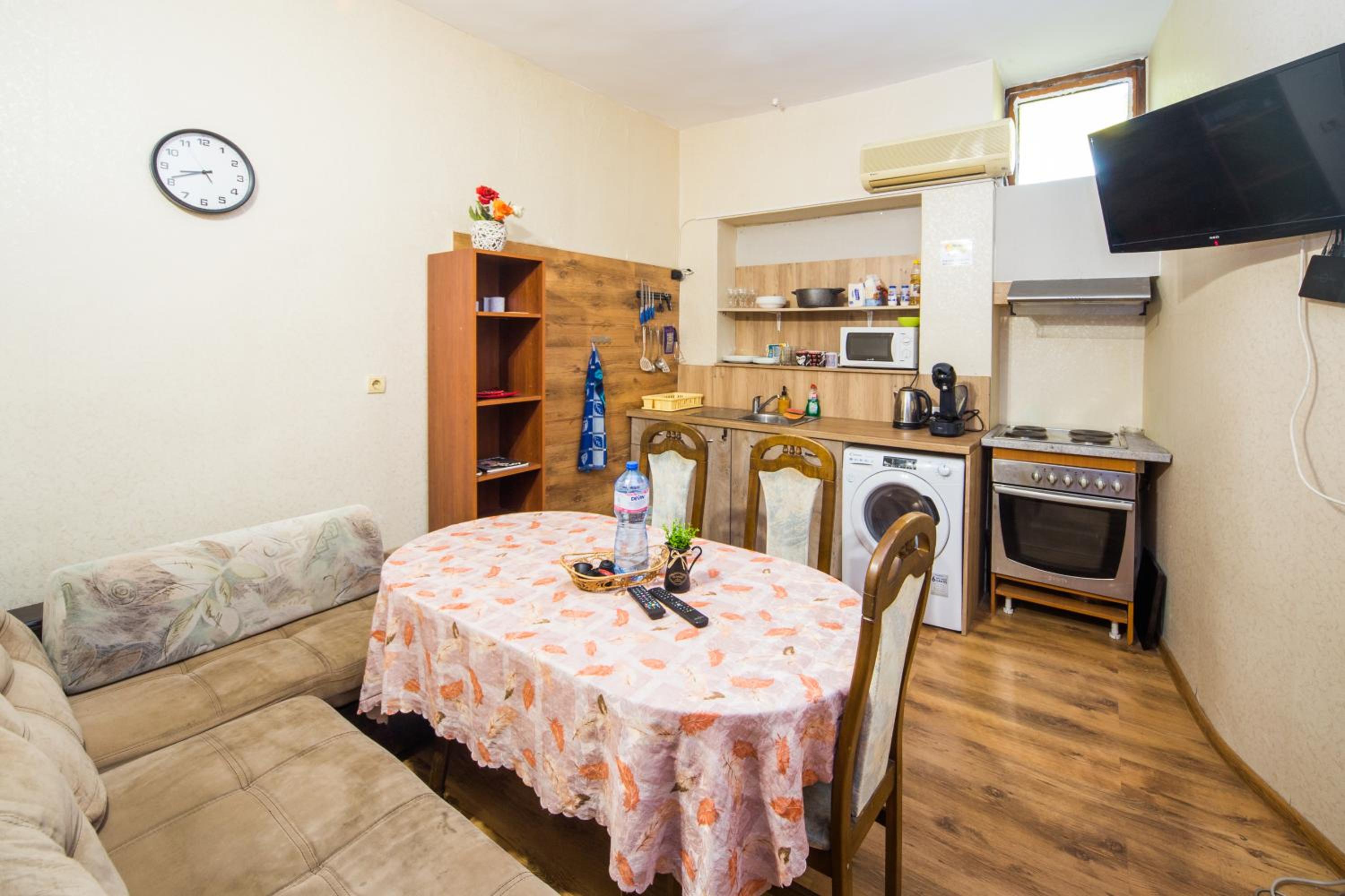 Summer Square - 2 bedrooms Retro Flat with great location, 1st fl