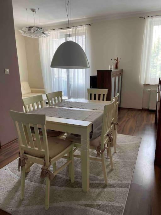 Priestranný 3 izb. apartmán v centre s parkovaním. view 4