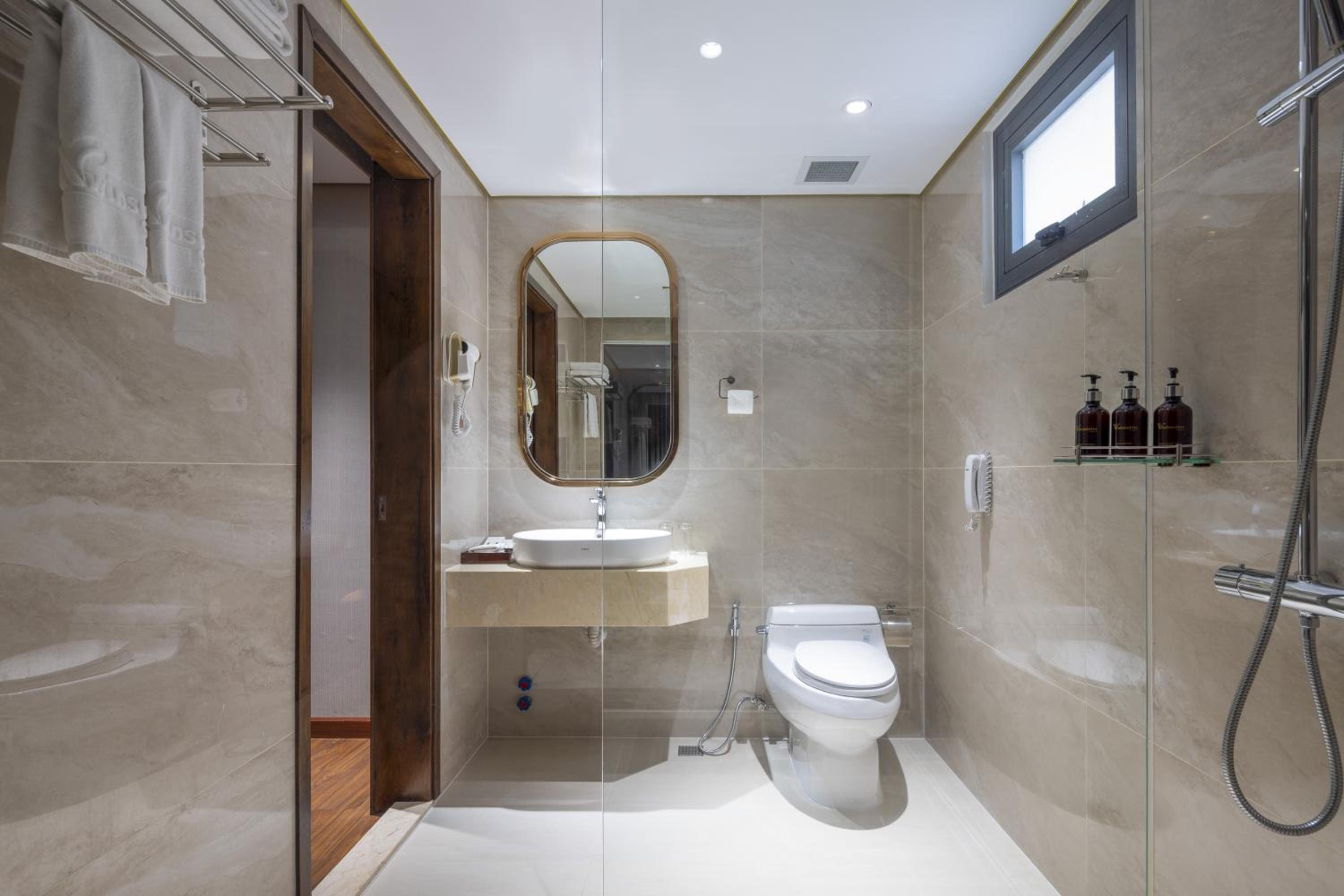 Winsuites Sai Gon Hotel 77