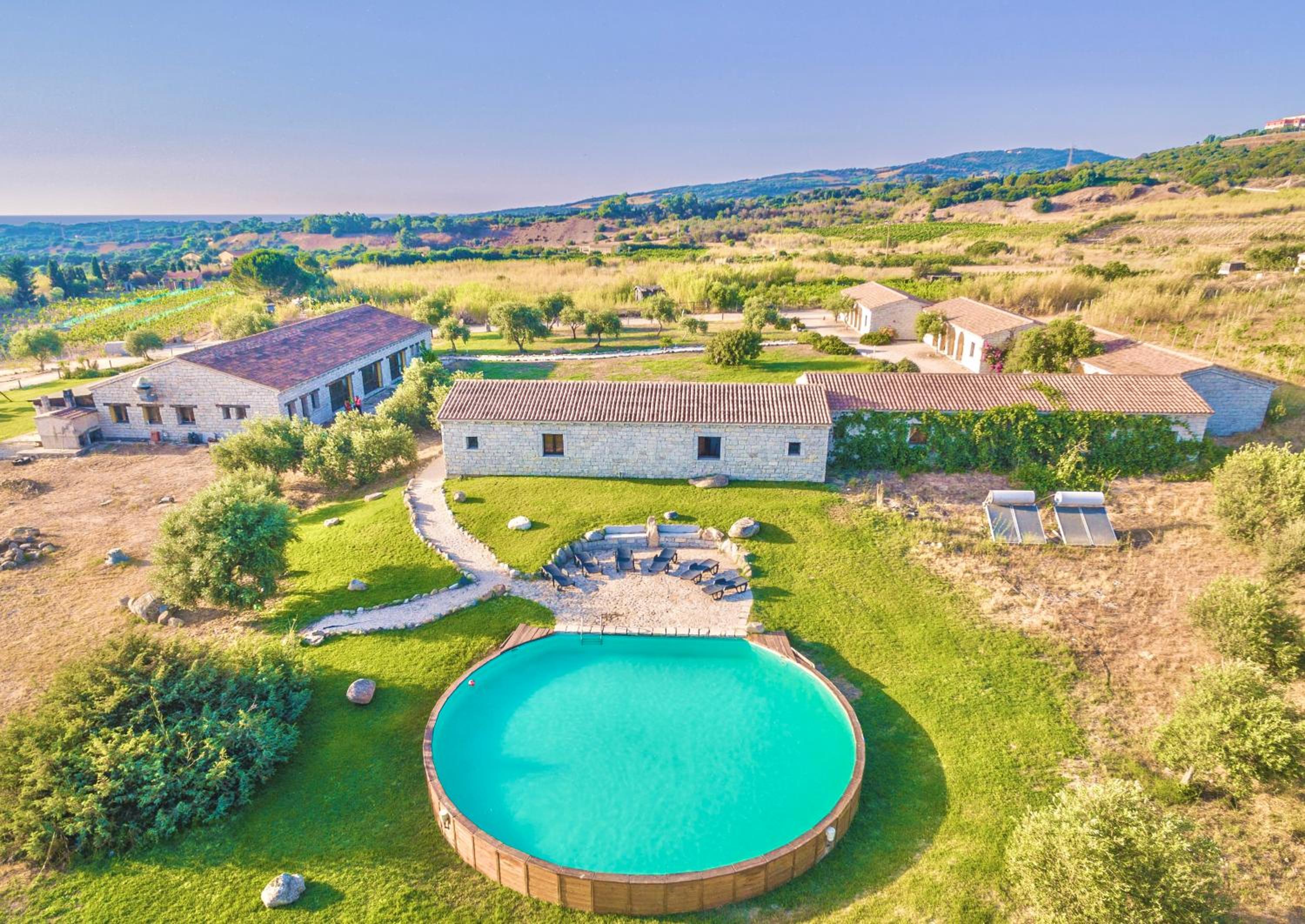 B&B with swimming pool between sea and countryside view 4