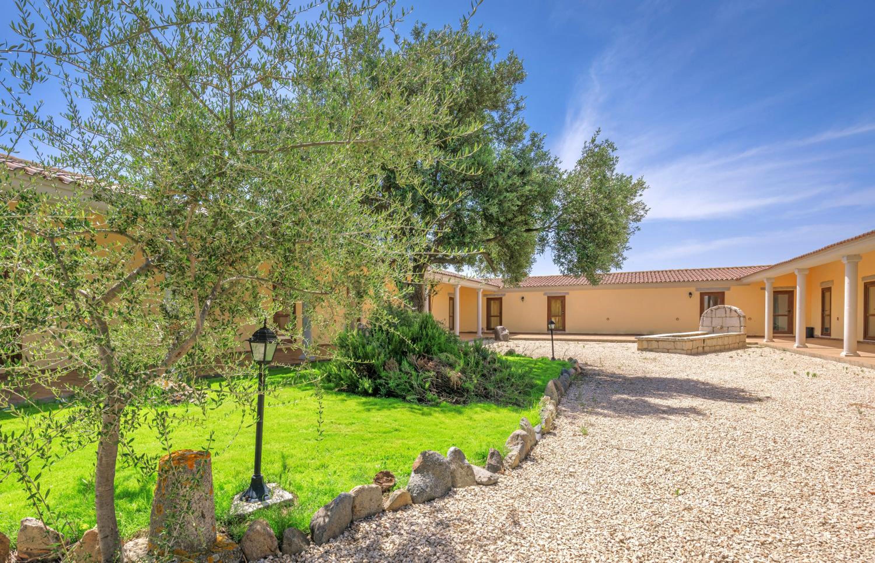 B&B with swimming pool between sea and countryside view 3