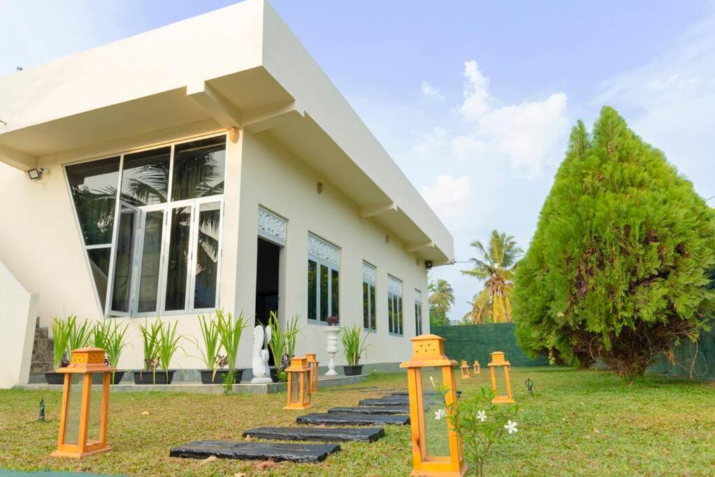 Bliss Loft - Airport Villa Rooms with Shuttle Service view 5
