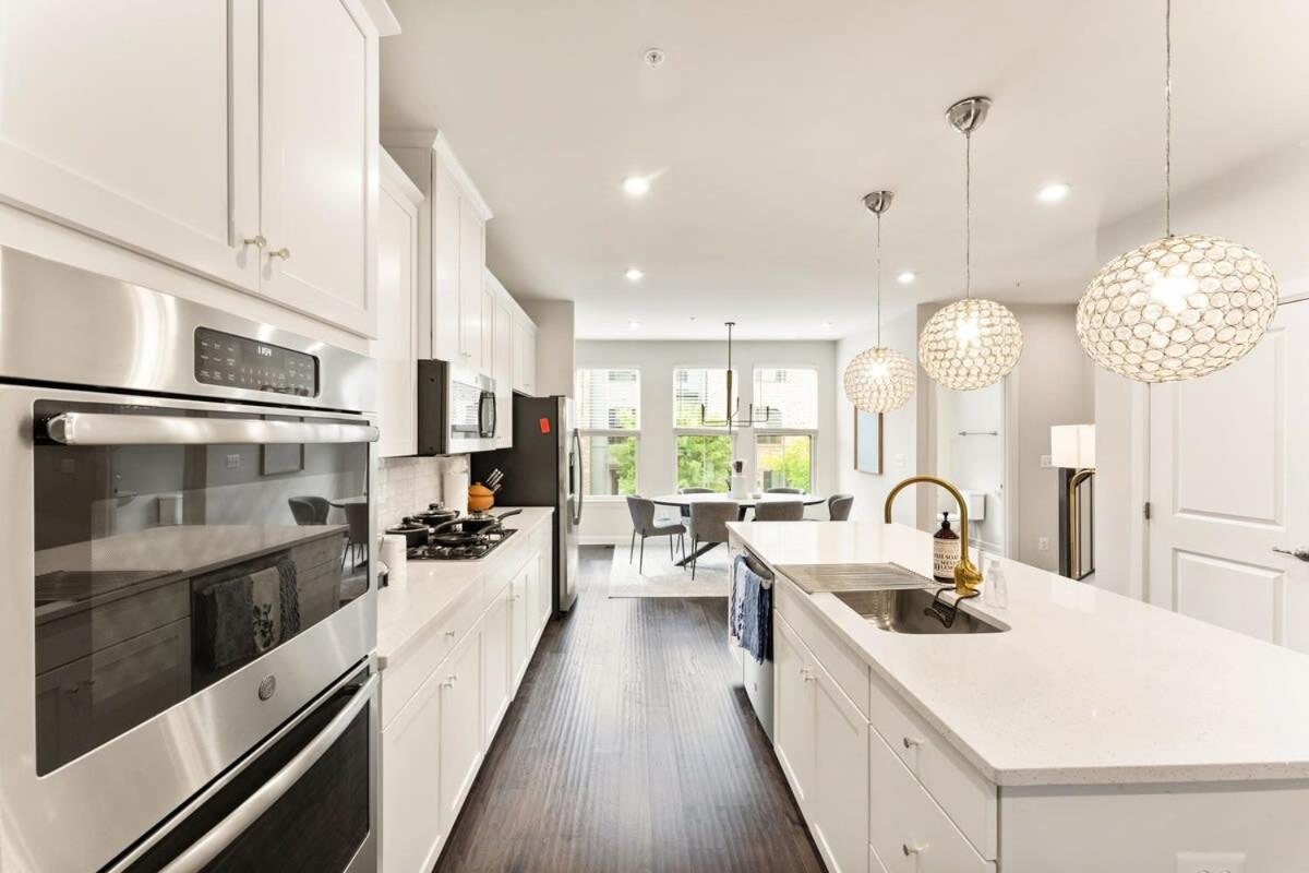 Ashburn 4-BR Homestay Close to Dulles & METRO view 3
