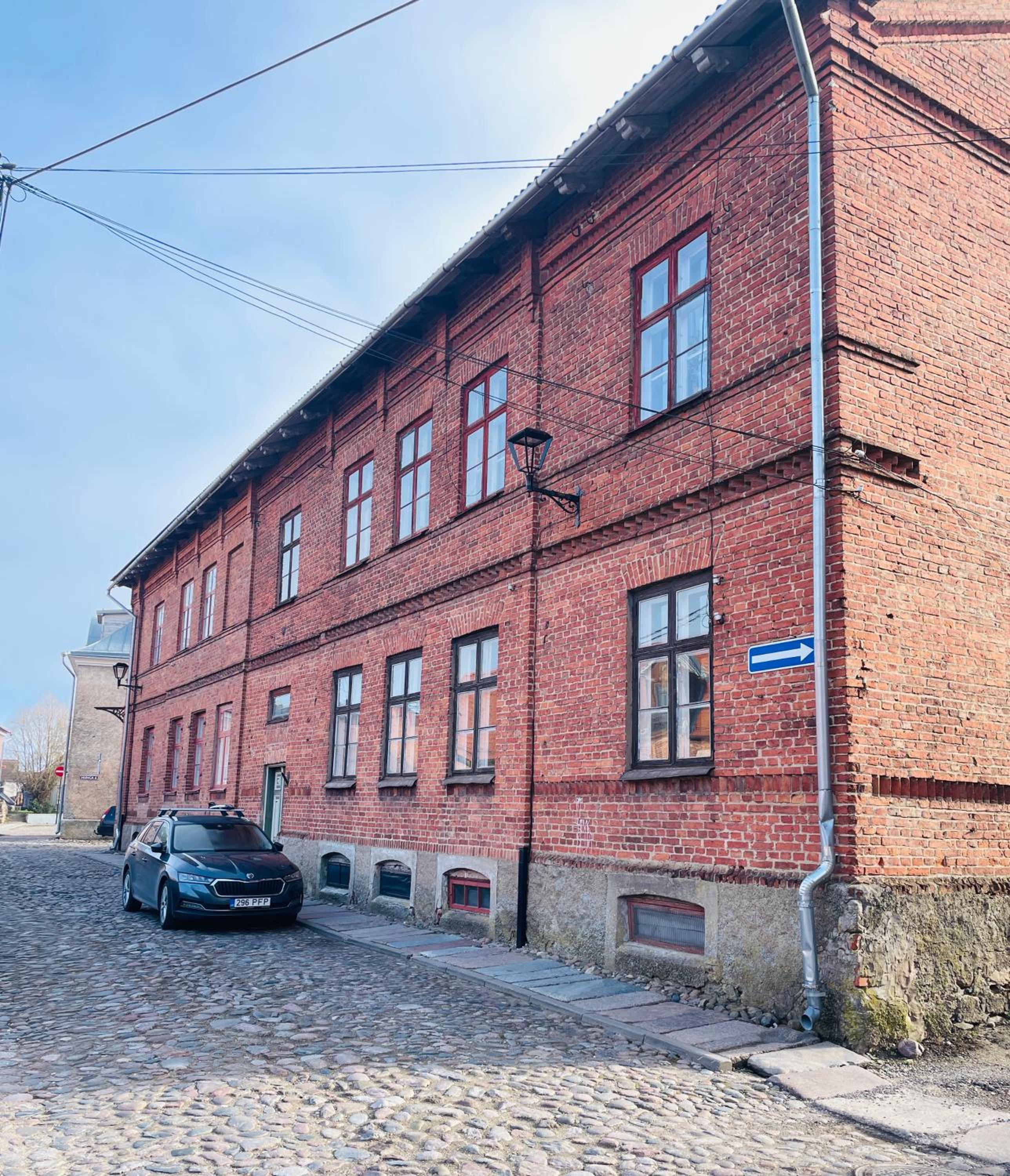 PunaneLoss - Avar korter Viljandi südames