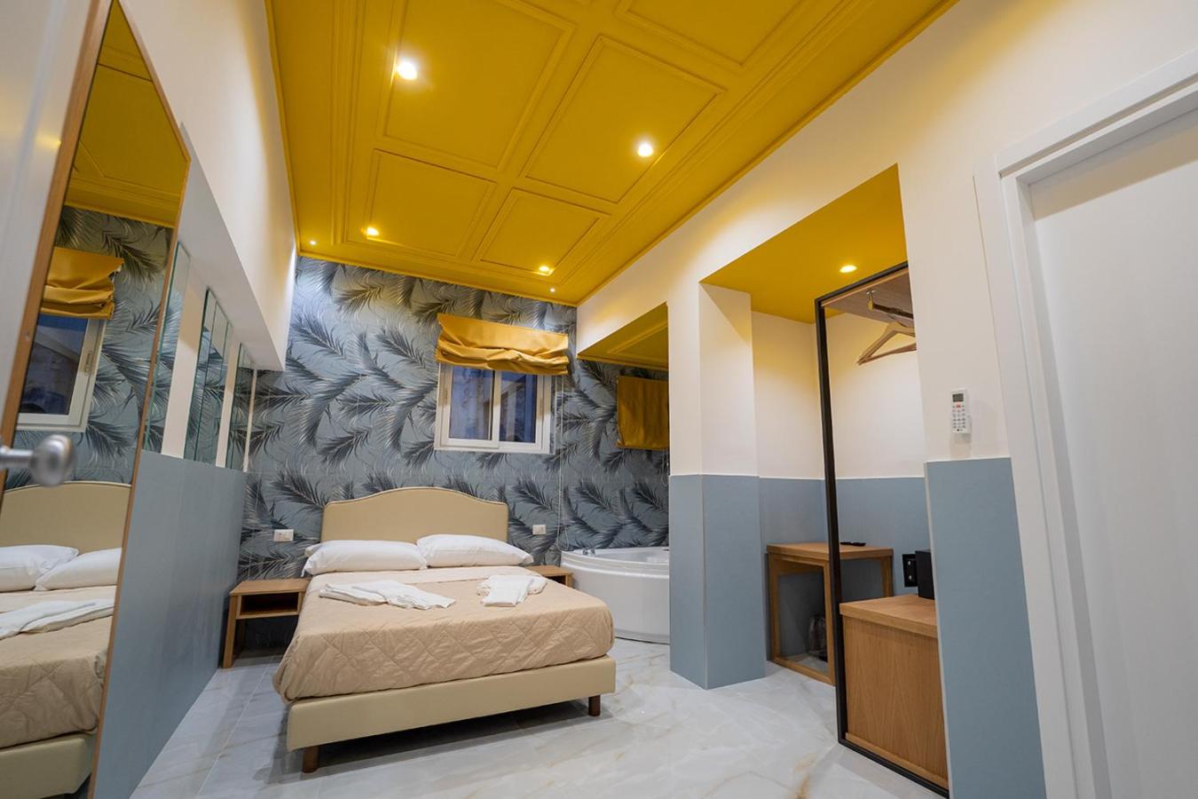 P.C. Boutique Medina H. Napoli Centro, by Clapa Group