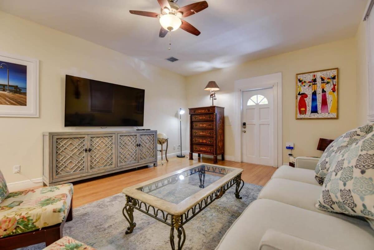 Mesa House, Uno-Perfect Location