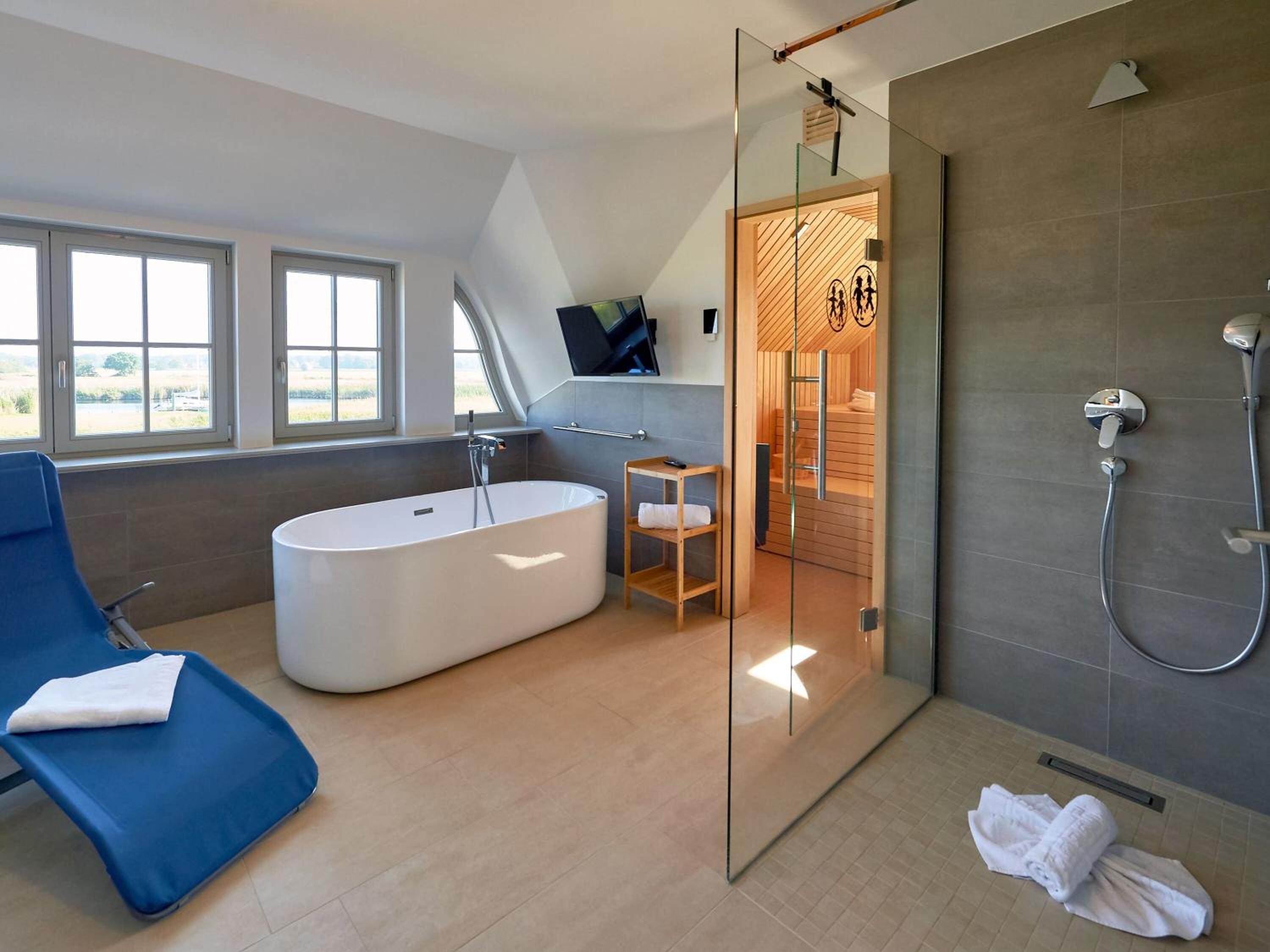 Landhaus Max in Moritzdorf - Luxus unter Reet mit Seeblick, Kamin, Sauna