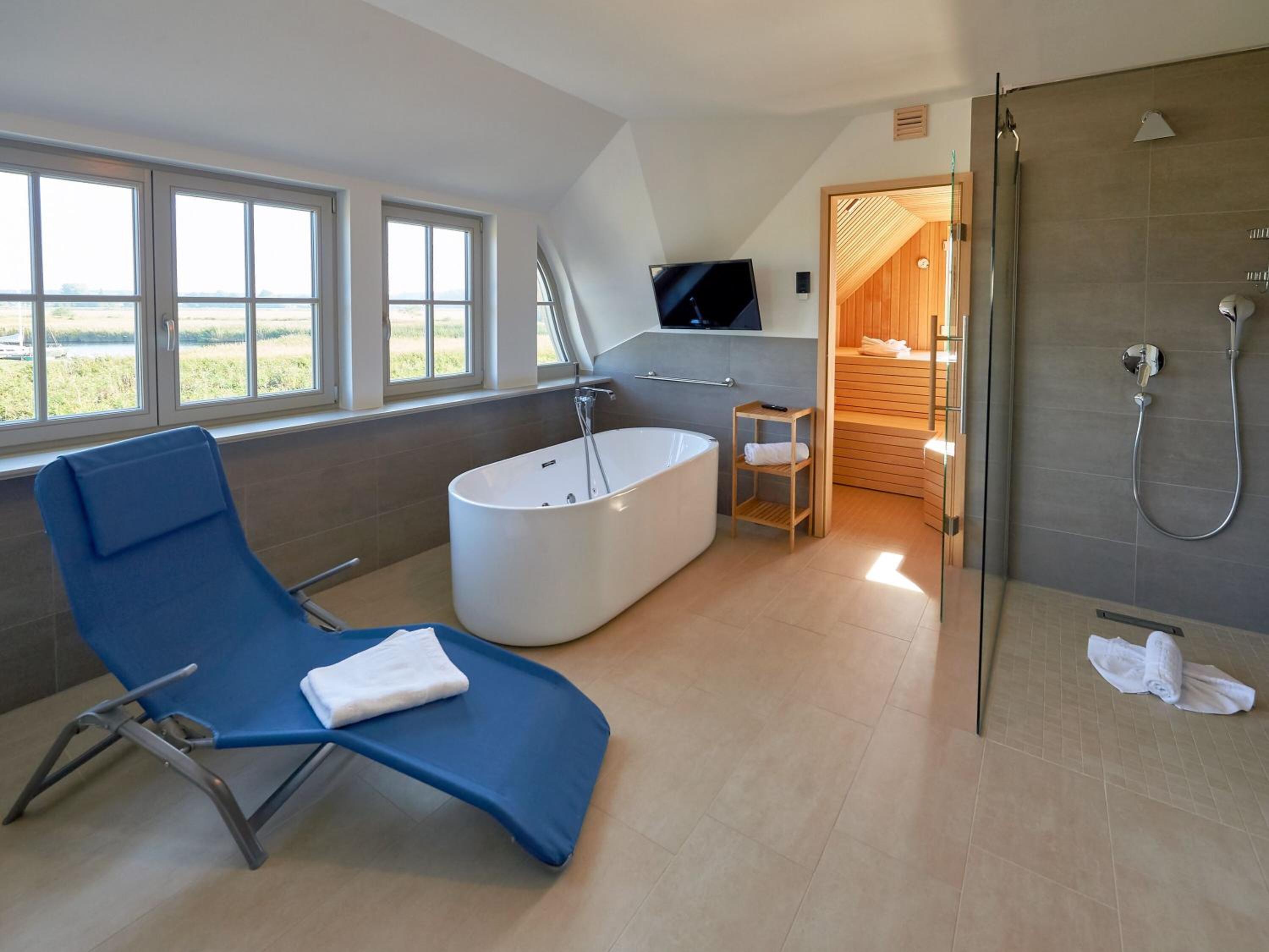Landhaus Max in Moritzdorf - Luxus unter Reet mit Seeblick, Kamin, Sauna