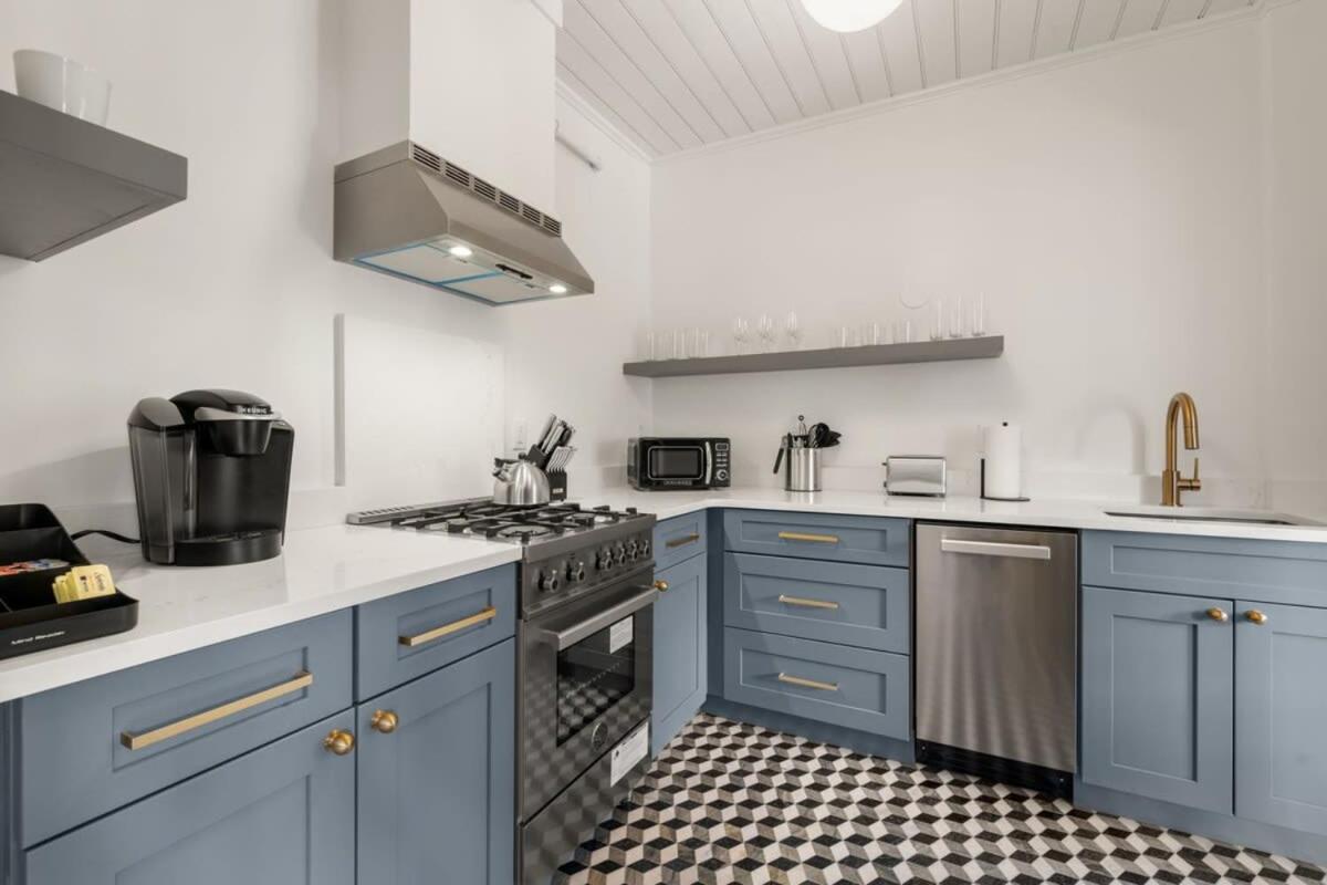 The Adaline Room #7 - Gorgeous Hyde Park Apartment, 2nd Floor, Steps to Bayshore view 2