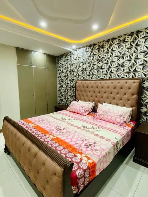 Bahria Town Lahore - NEXT INN Apartment Tailored To Your Highest Standards 403 view 2