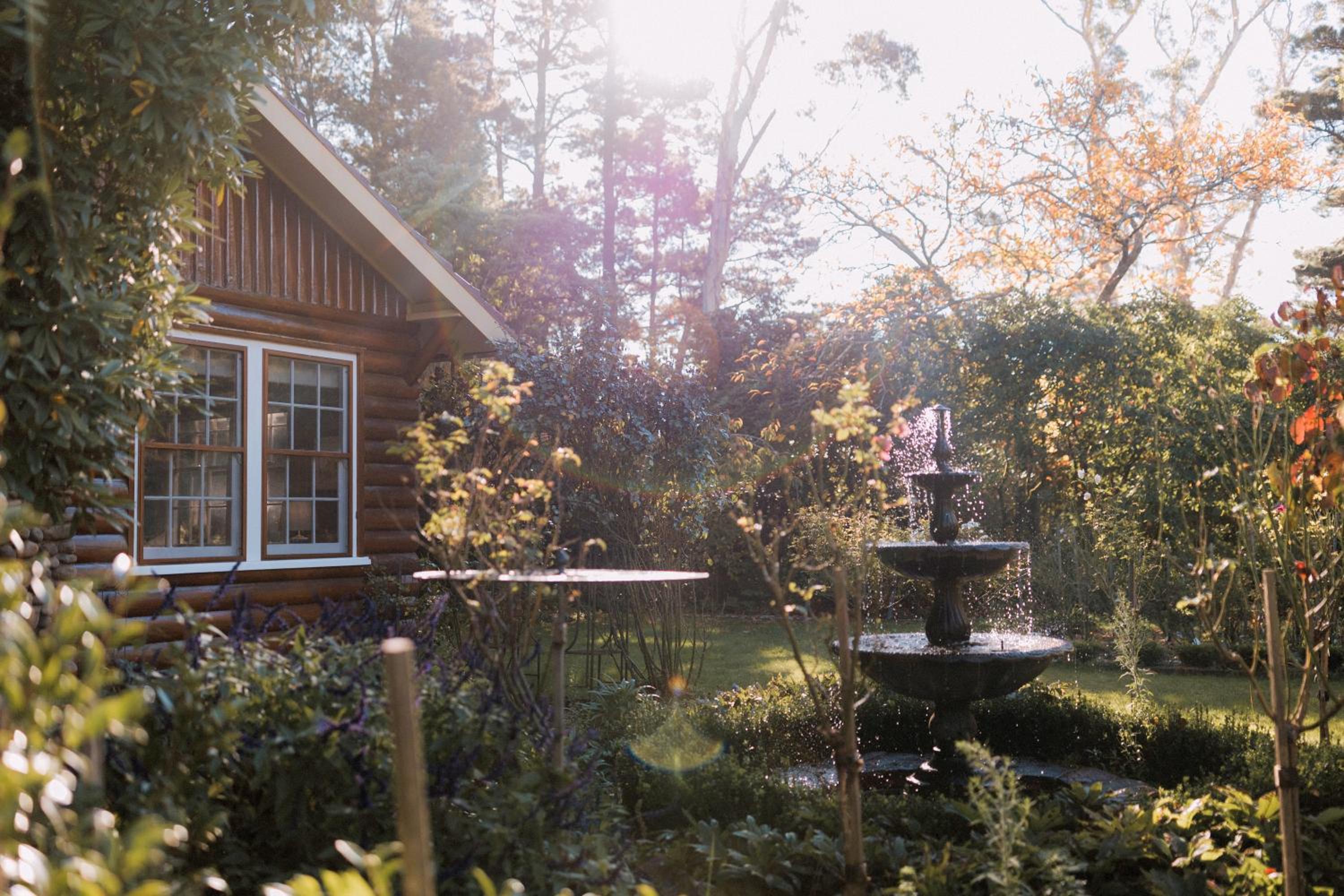 Heritage Log Cabin and Garden w Outdoor Hot Tub