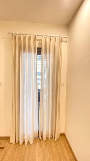 Lovely 2 BR Scandinavia appt view 3