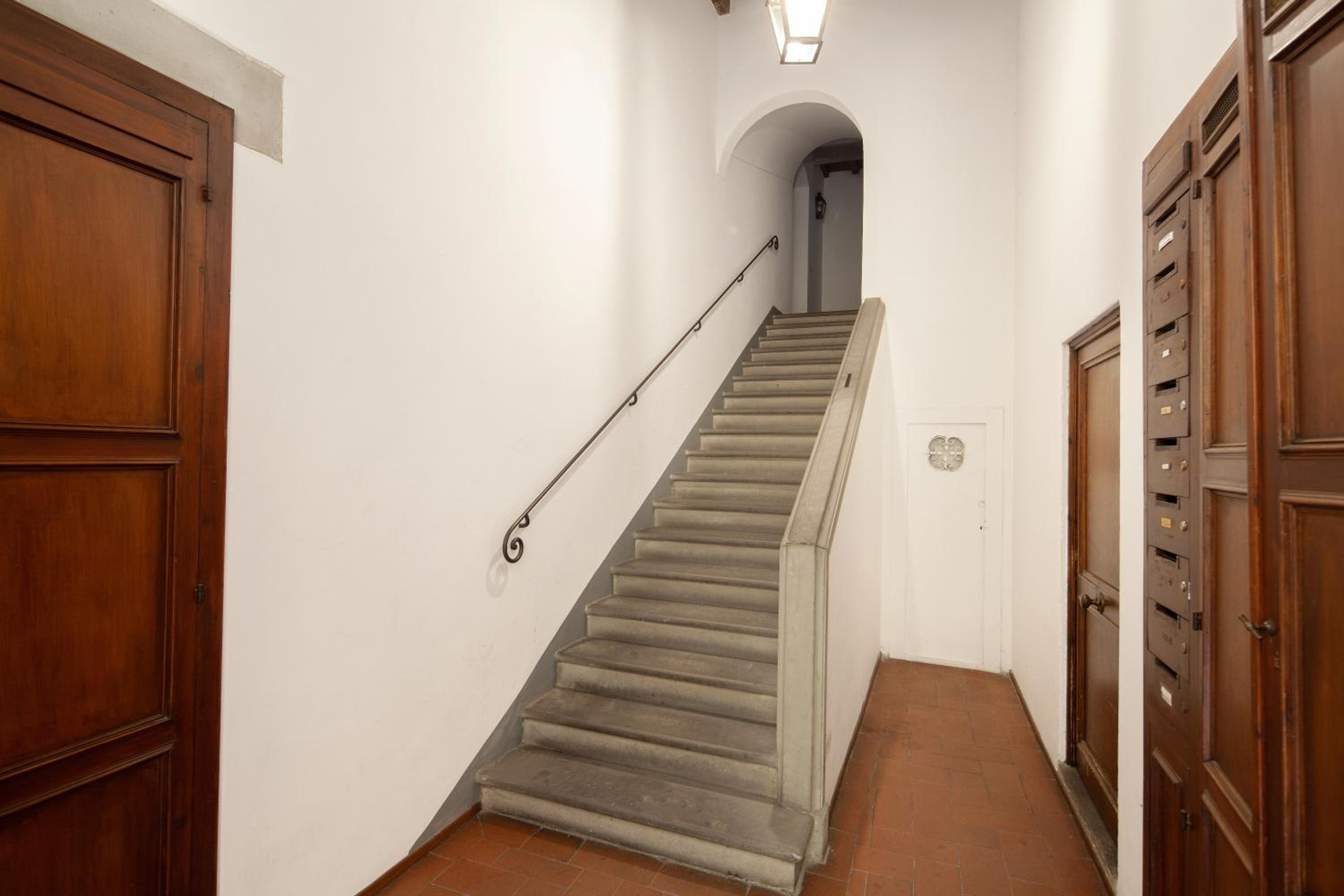 Aurora Suite, inside historic centre, few steps from Uffizzi, AC bedrooom, brand new in-room BTH, 2nd floor, walking distance from all sites