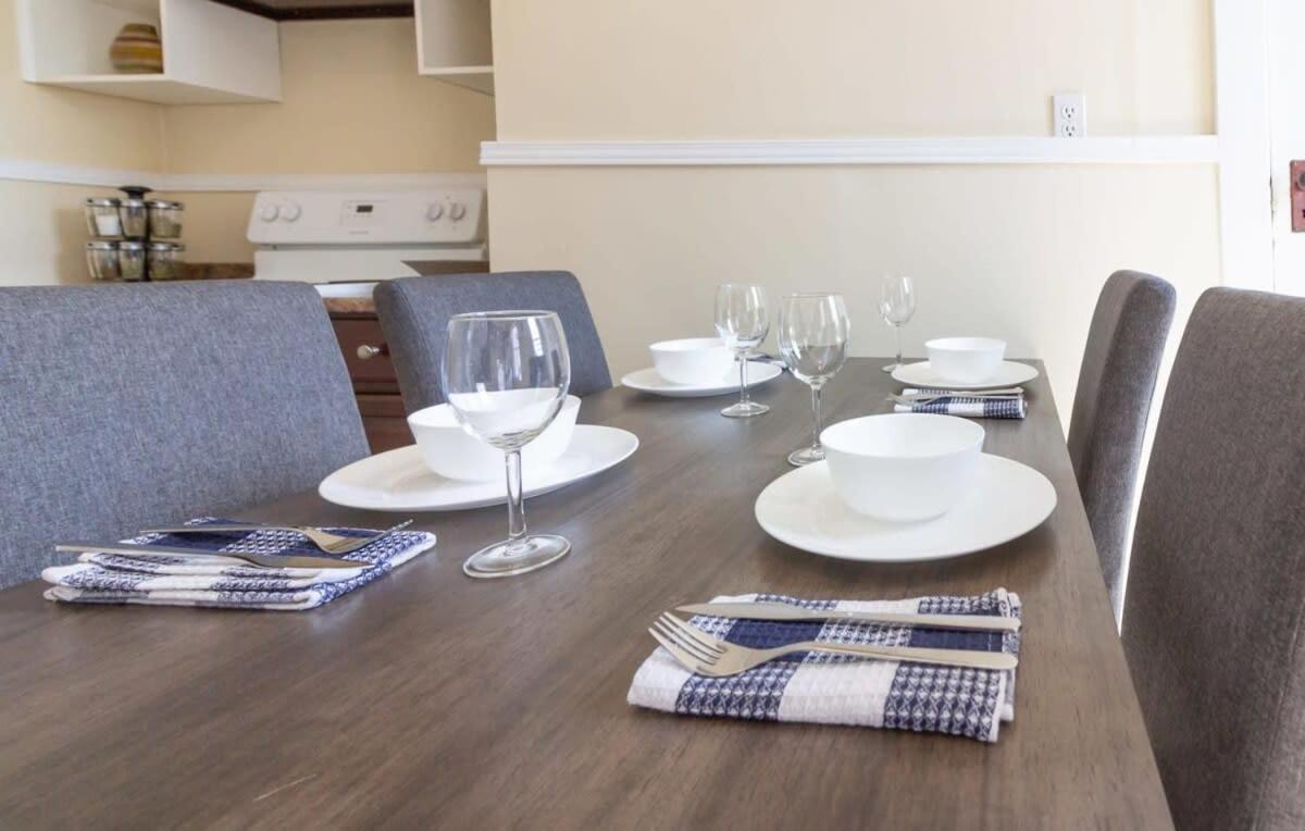 Saint John Vacations - Cozy 3-Bdrm for the family, in Uptown Saint John Parking Coffee - Property Image 5