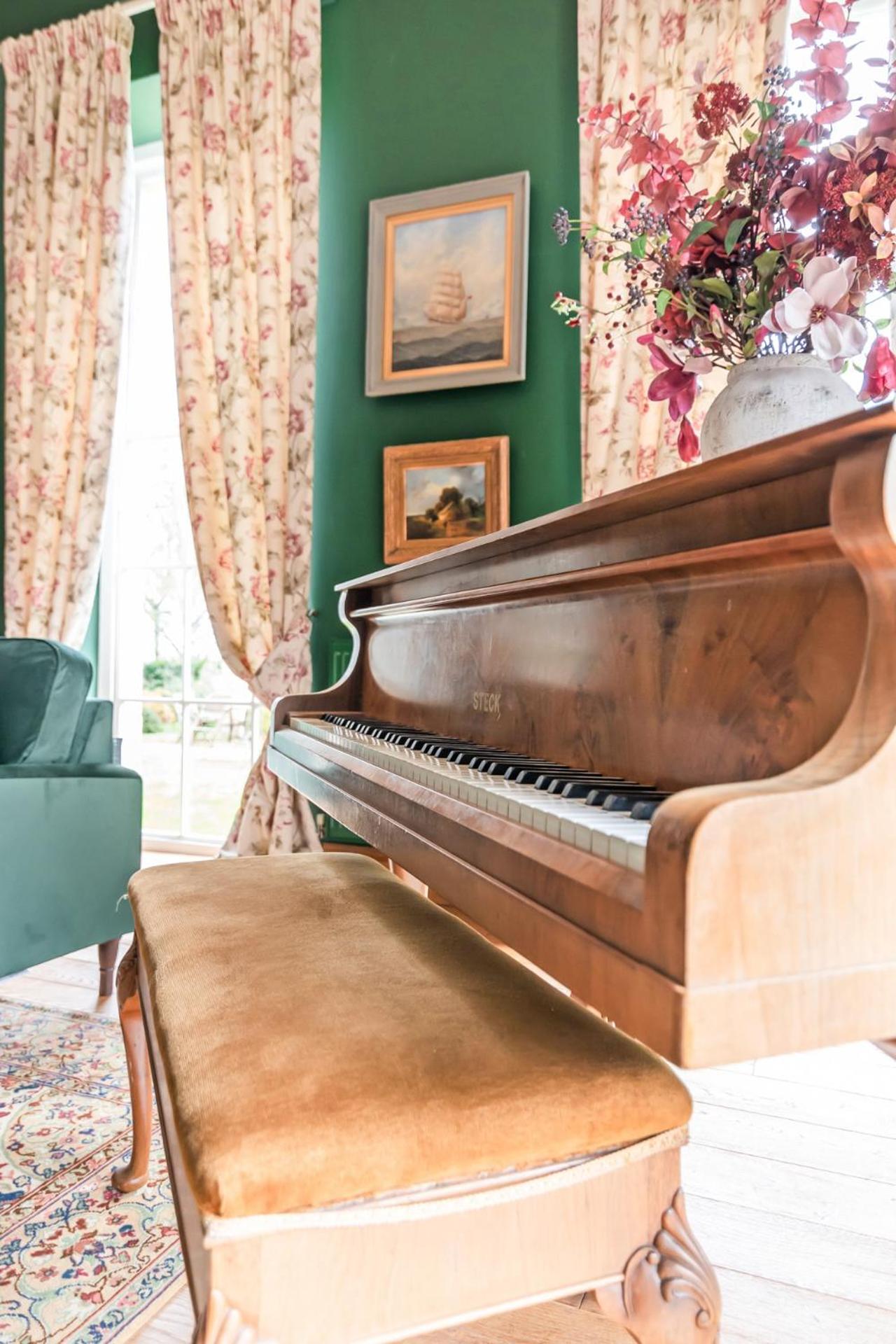 Beccles Georgian Mansion l 9 Bedrooms, Hot Tub & Parkland