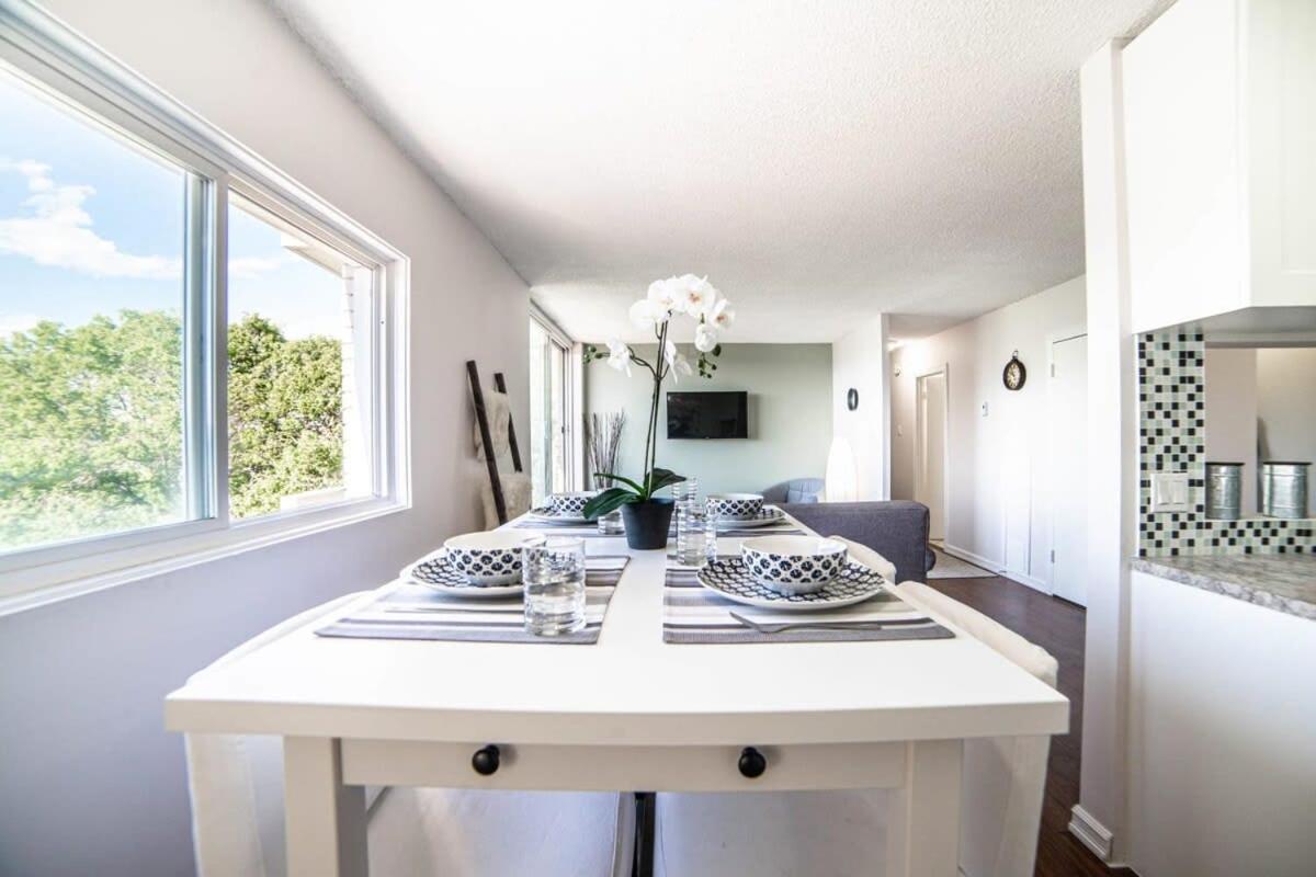 New Listing Outdoor Patio Beautiful 2BDR Suite Parking Coffee Wifi
