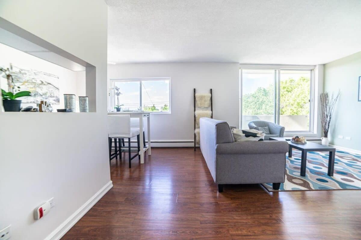 New Listing Outdoor Patio Beautiful 2BDR Suite Parking Coffee Wifi