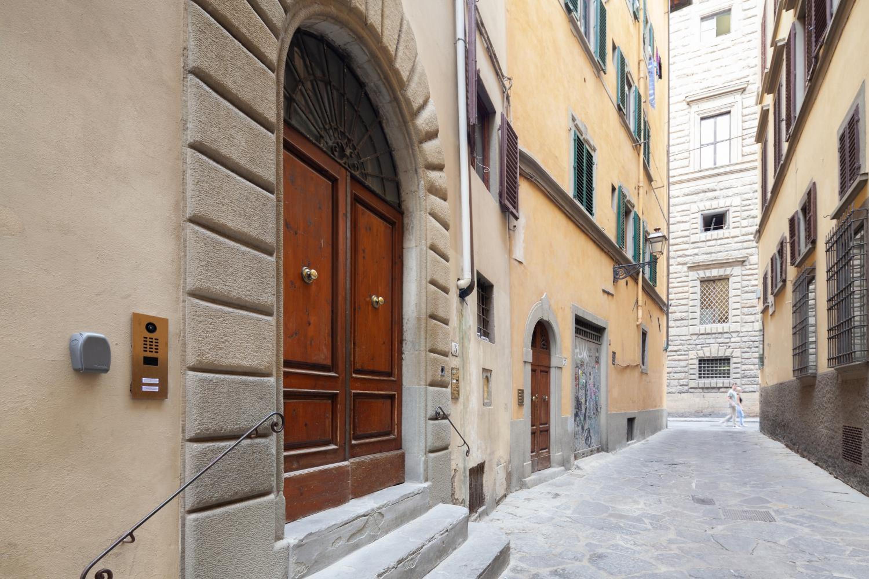 Aurora Suite, inside historic centre, few steps from Uffizzi, AC bedrooom, brand new in-room BTH, 2nd floor, walking distance from all sites