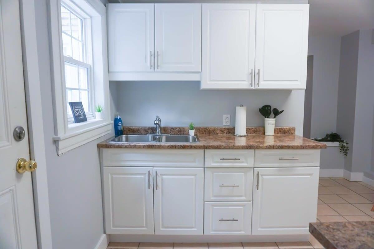 Saint John Vacations - NEW Renovated Cozy 2 Br in Uptown Saint John Location Coffee - Property Image 3
