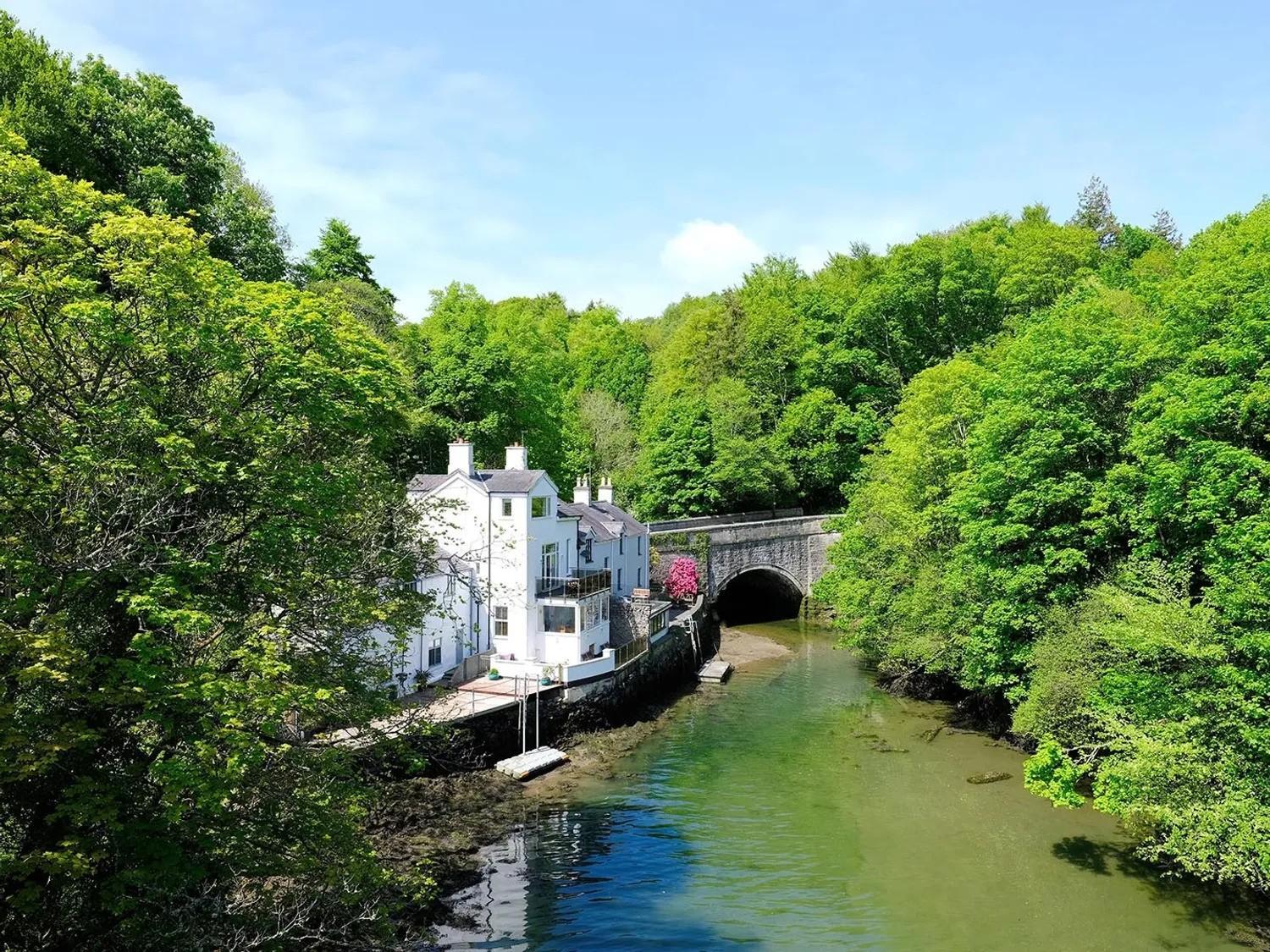 Waterside - Luxury Menai Bridge Holiday Home - 4 Bed 4 Bath view 3