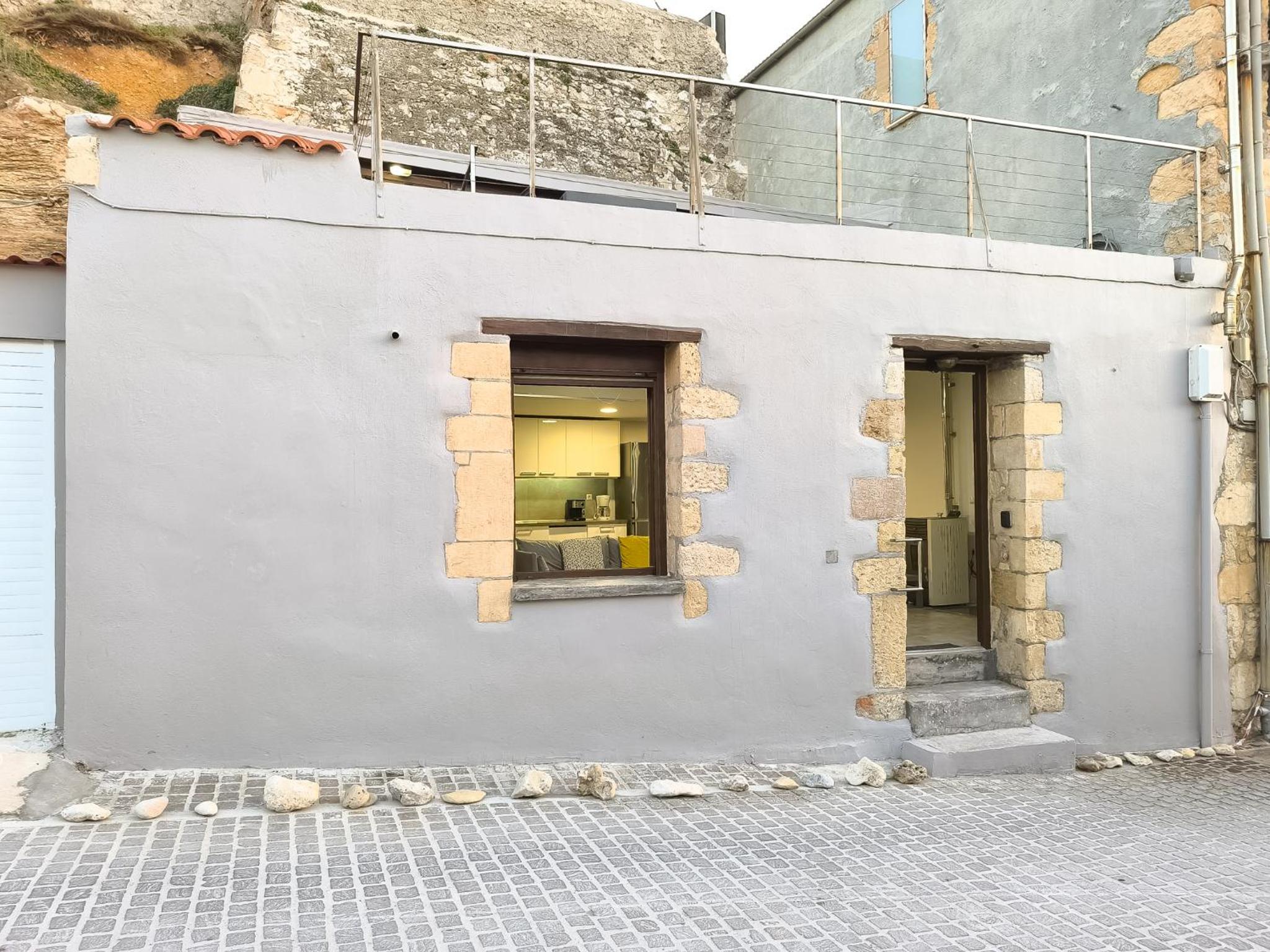 Charming Old Tannery House with Spacious Veranda and Stunning Sea View!