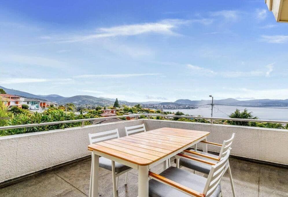 Swan Sea Retreat - Stunning 360 Waterfront views