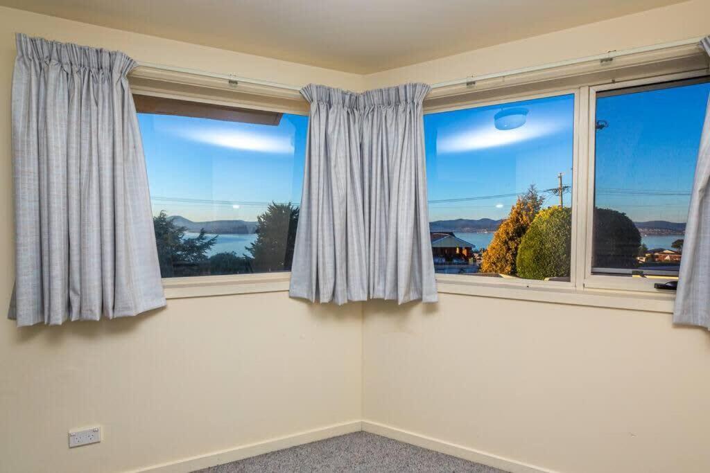 Swan Sea Retreat - Stunning 360 Waterfront views