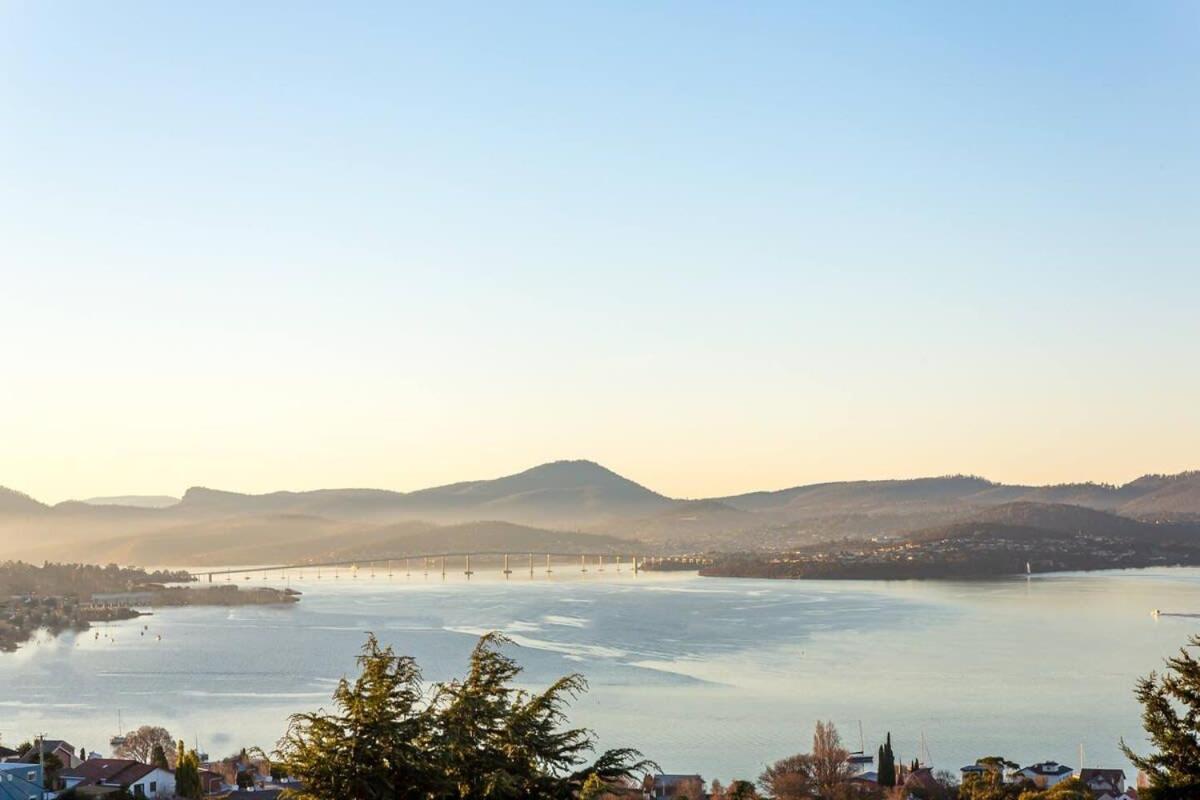 Swan Sea Retreat - Stunning 360 Waterfront views