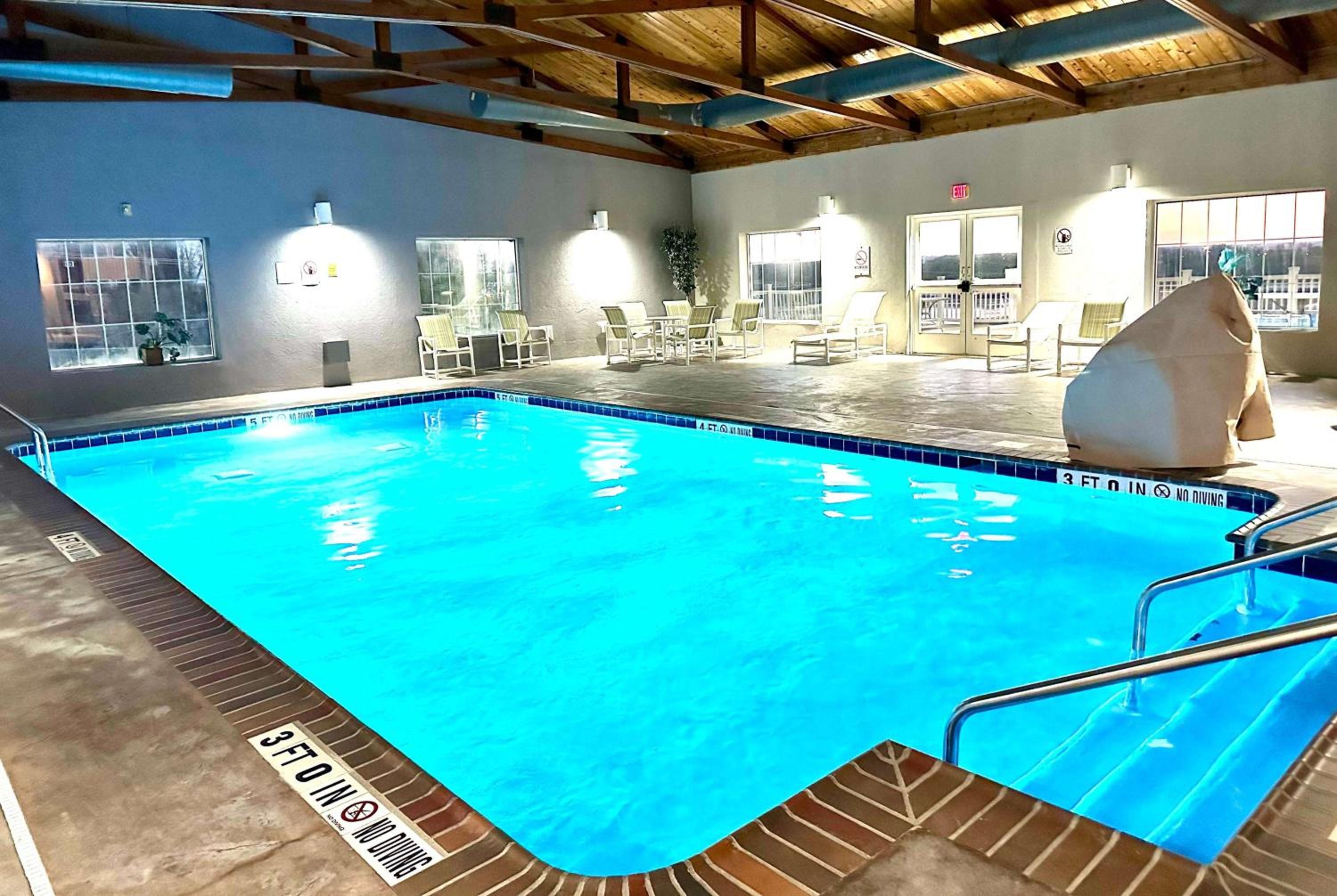 Quincy Vacations - Microtel Inn  Suites by Wyndham Quincy Downtown - River Area - Property Image 5